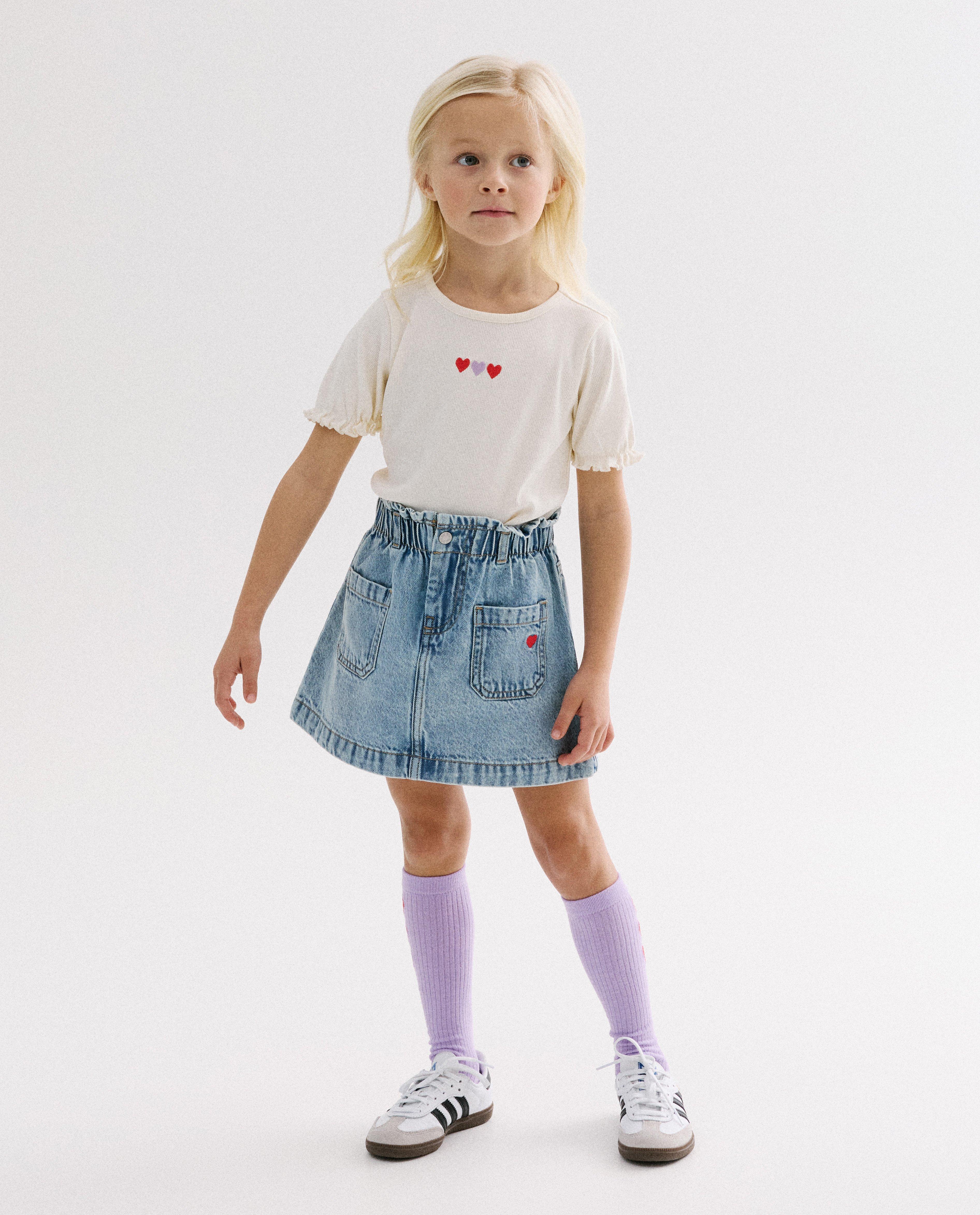T-shirt avec petits c&oelig;urs brod&eacute;s - D&eacute;tails du produit - blanc - image num&eacute;ro 2