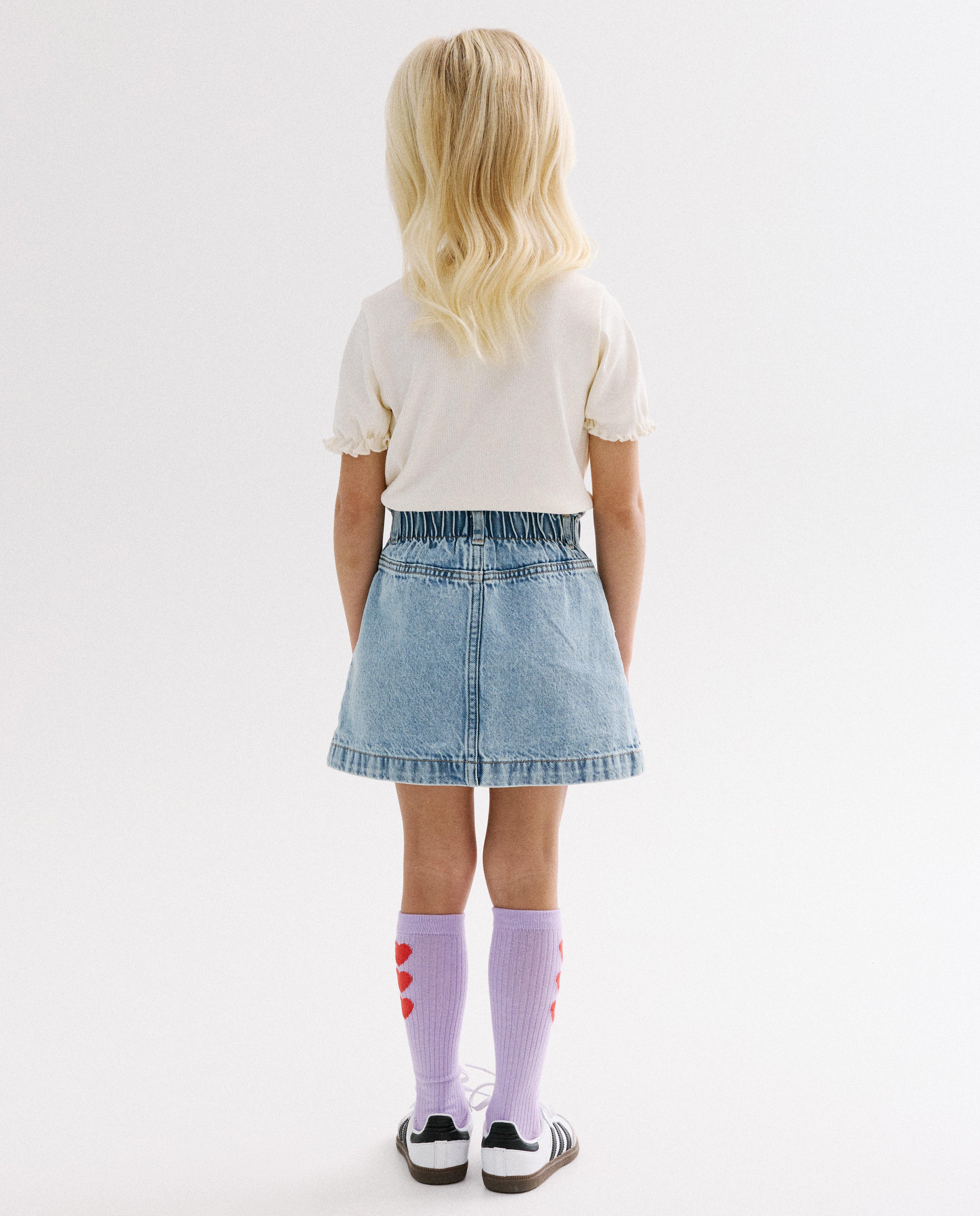 T-shirt avec petits c&oelig;urs brod&eacute;s - D&eacute;tails du produit - blanc - image num&eacute;ro 3