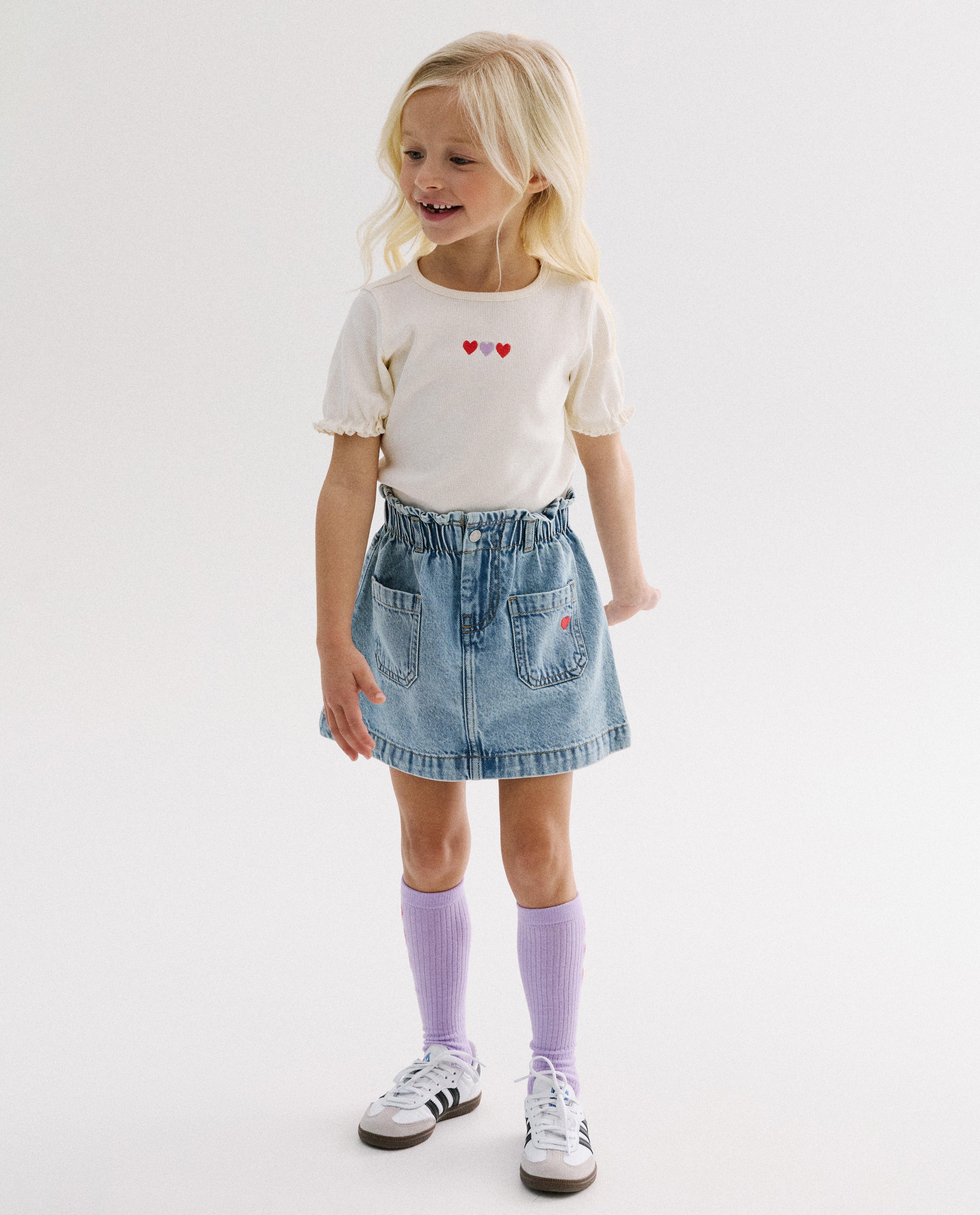 Jupe en jean avec petit c&oelig;ur brod&eacute;