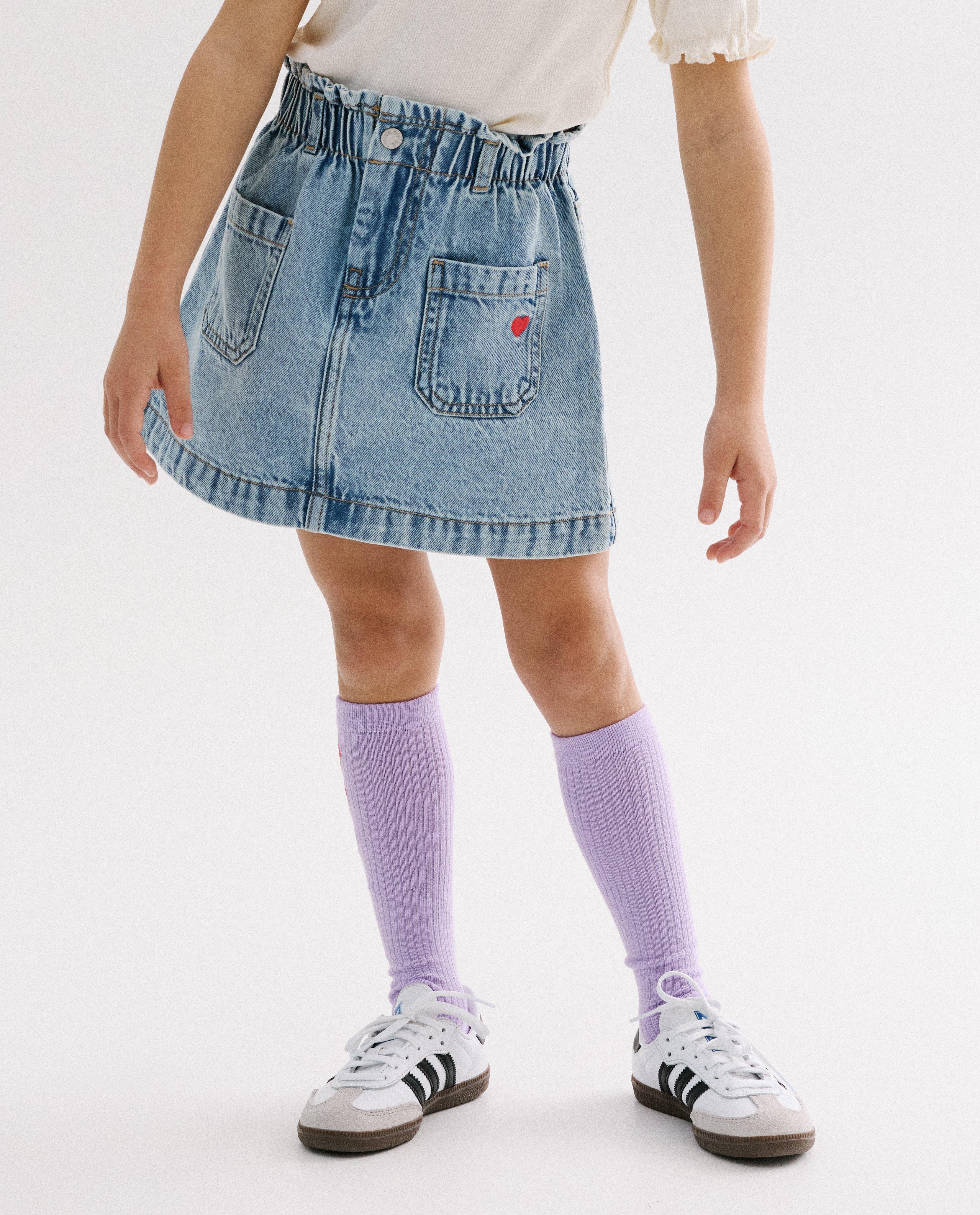 Jupe en jean avec petit c&oelig;ur brod&eacute; - D&eacute;tails du produit - bleu - image num&eacute;ro 3