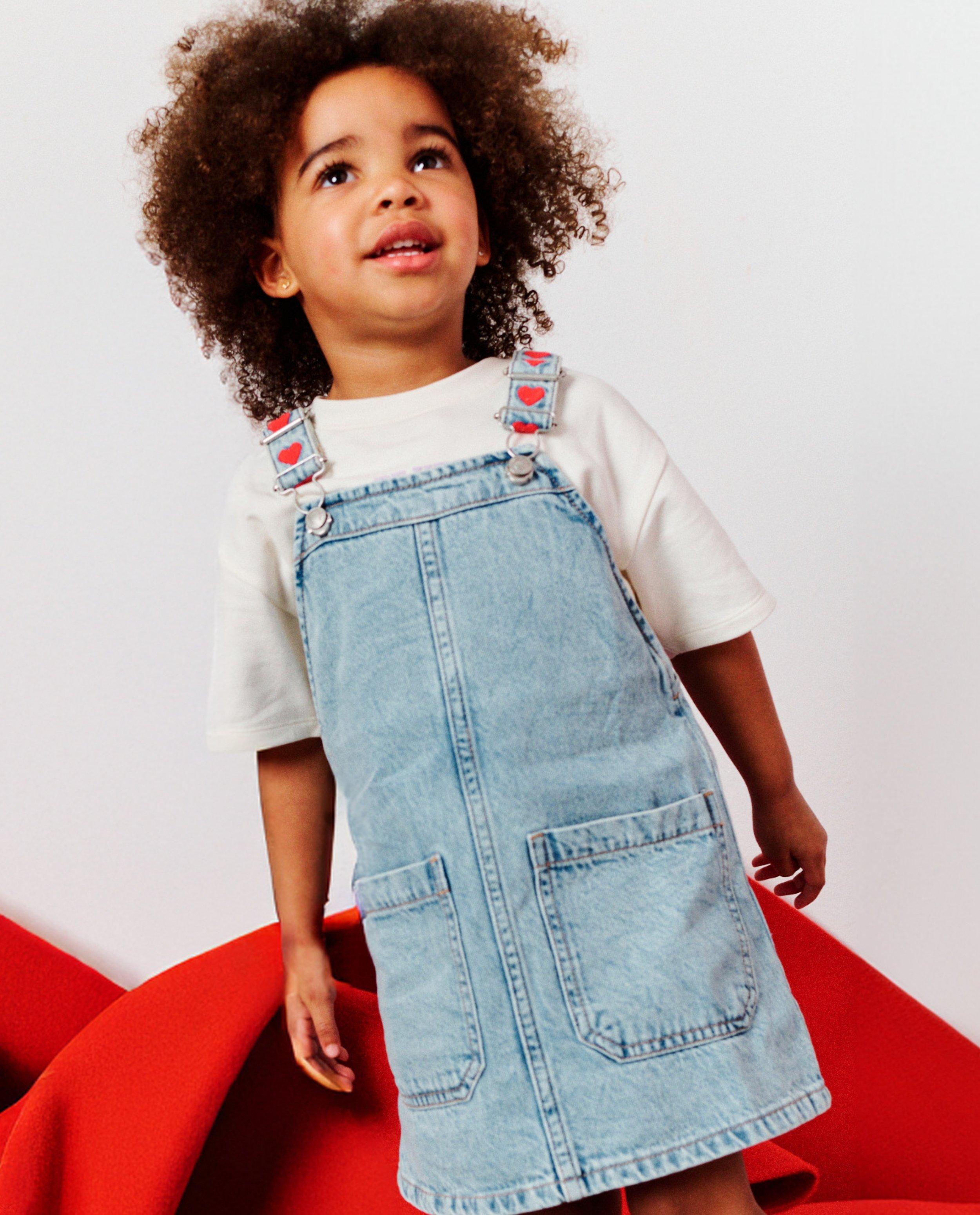 Salopette en jean avec petits c&oelig;urs brod&eacute;s