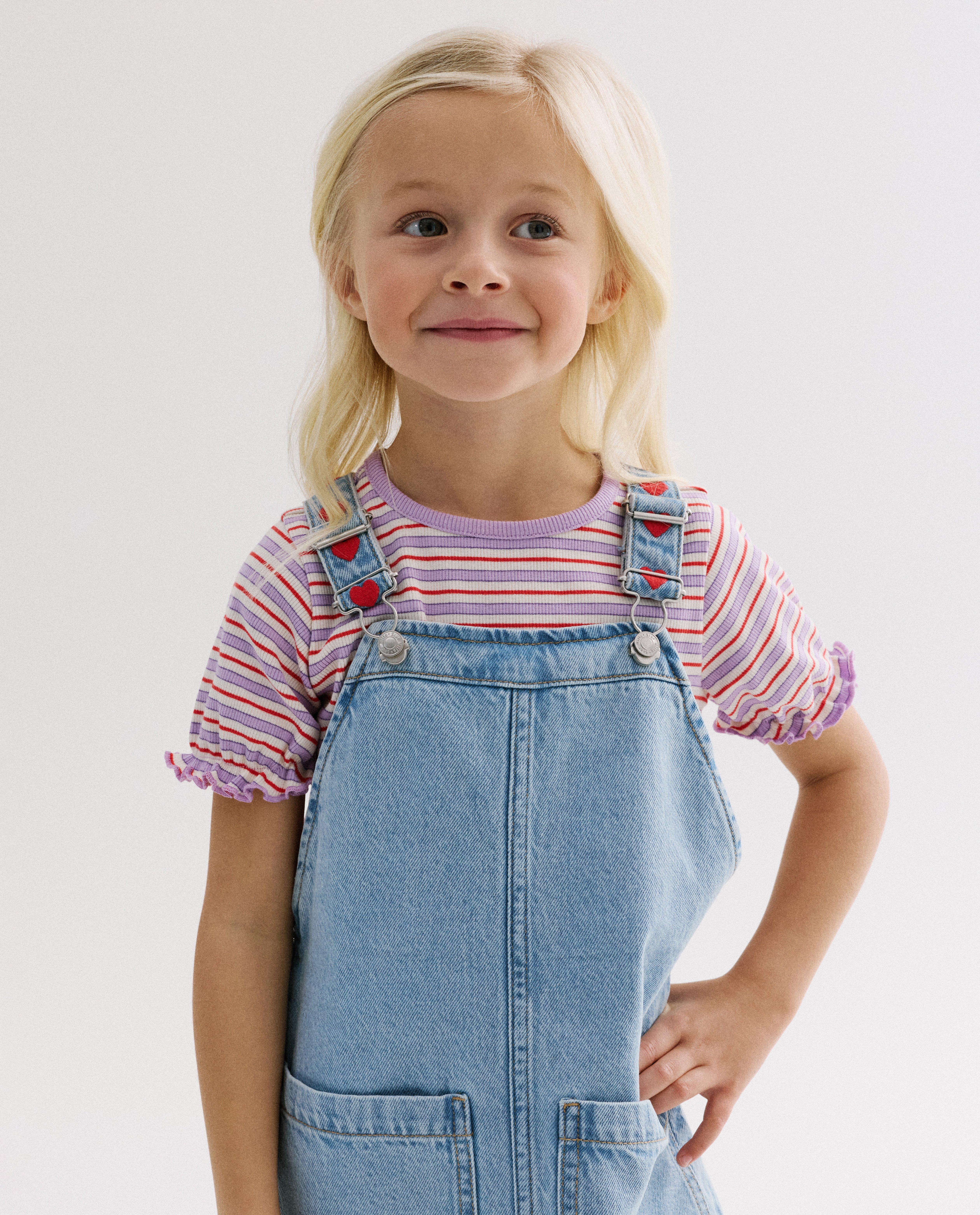 Salopette en jean avec petits c&oelig;urs brod&eacute;s - D&eacute;tails du produit - bleu - image num&eacute;ro 4