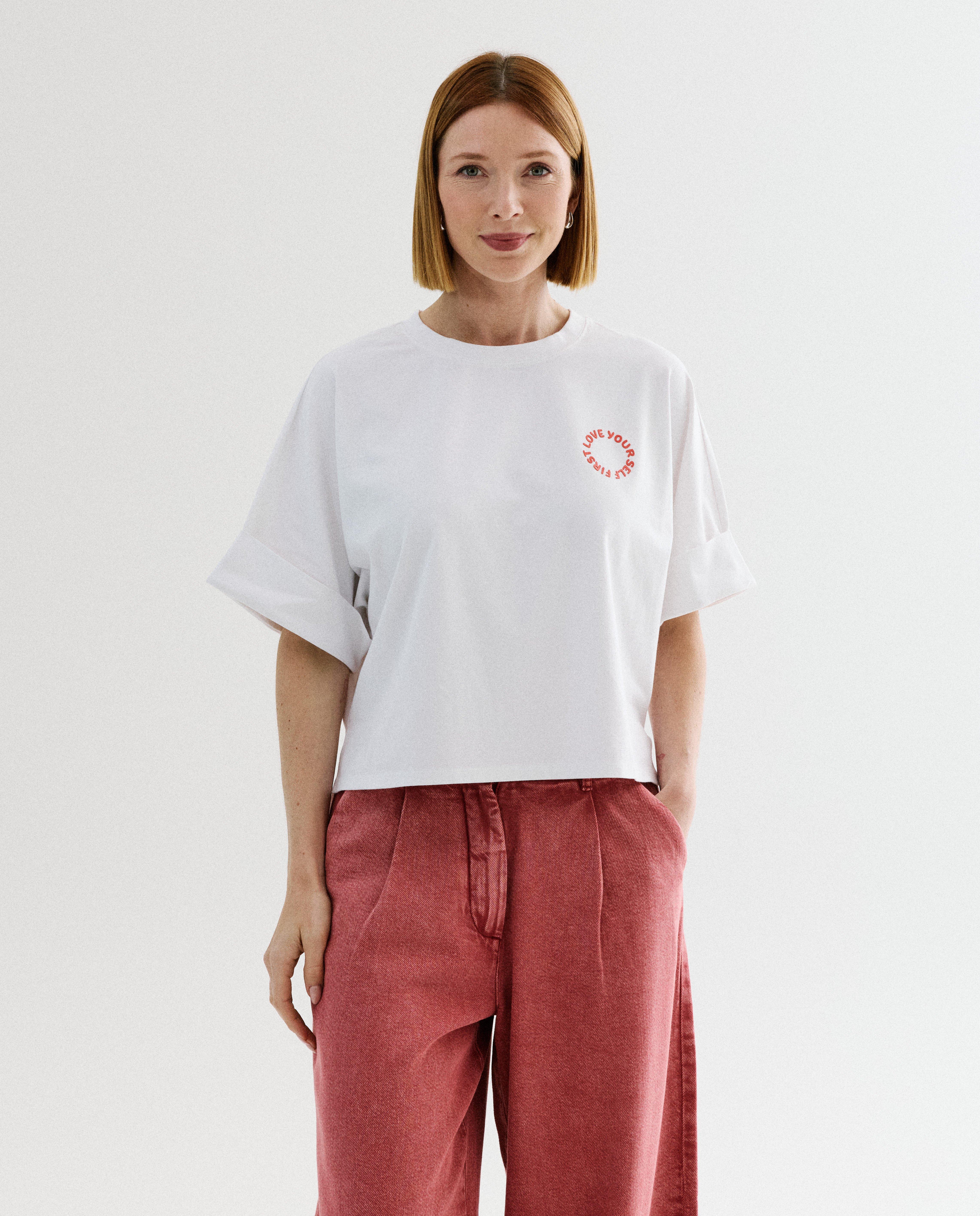 T-shirt met opschrift in reli&euml;f