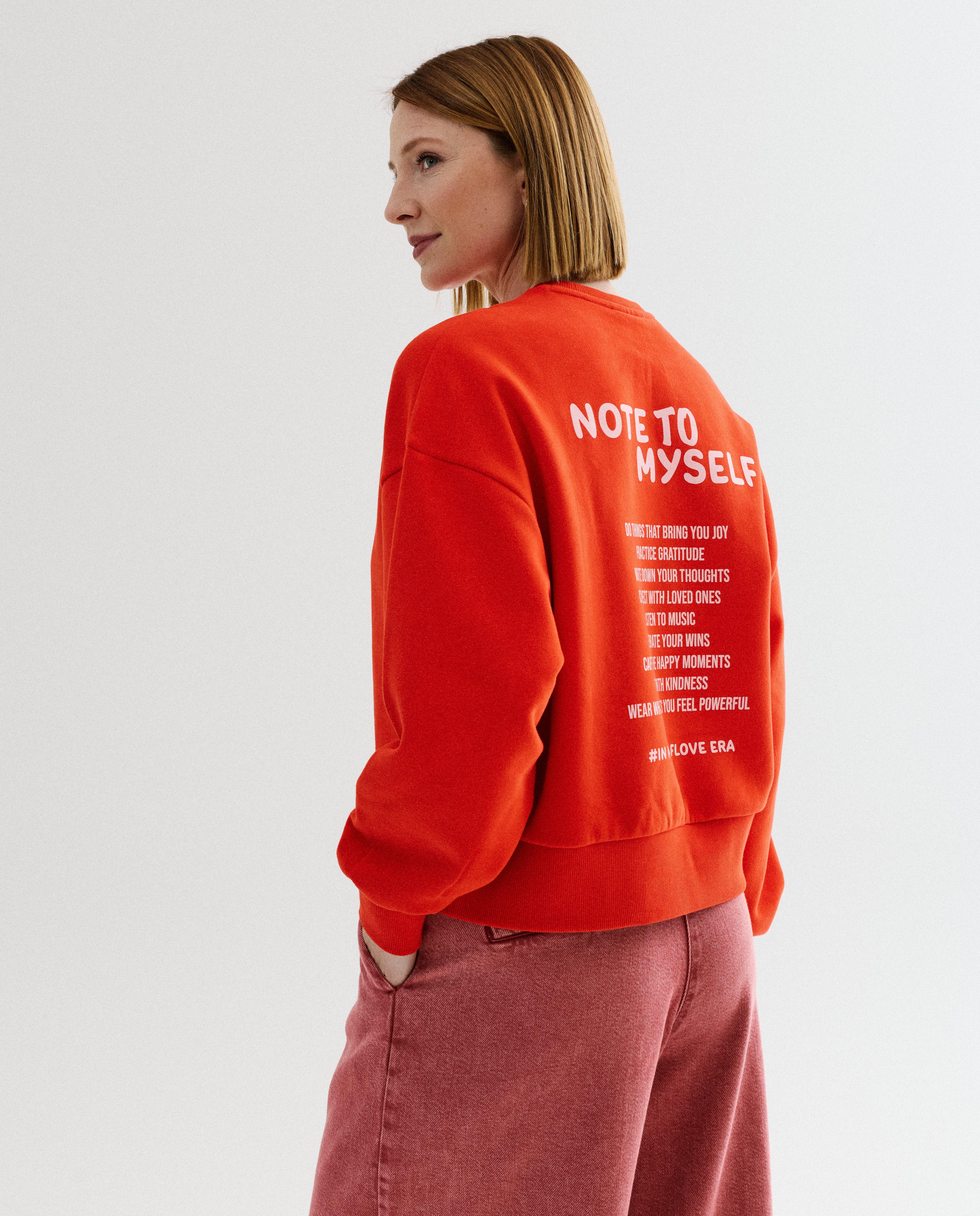 Sweat avec un imprim&eacute; au dos - D&eacute;tails du produit - rouge vif - image num&eacute;ro 2