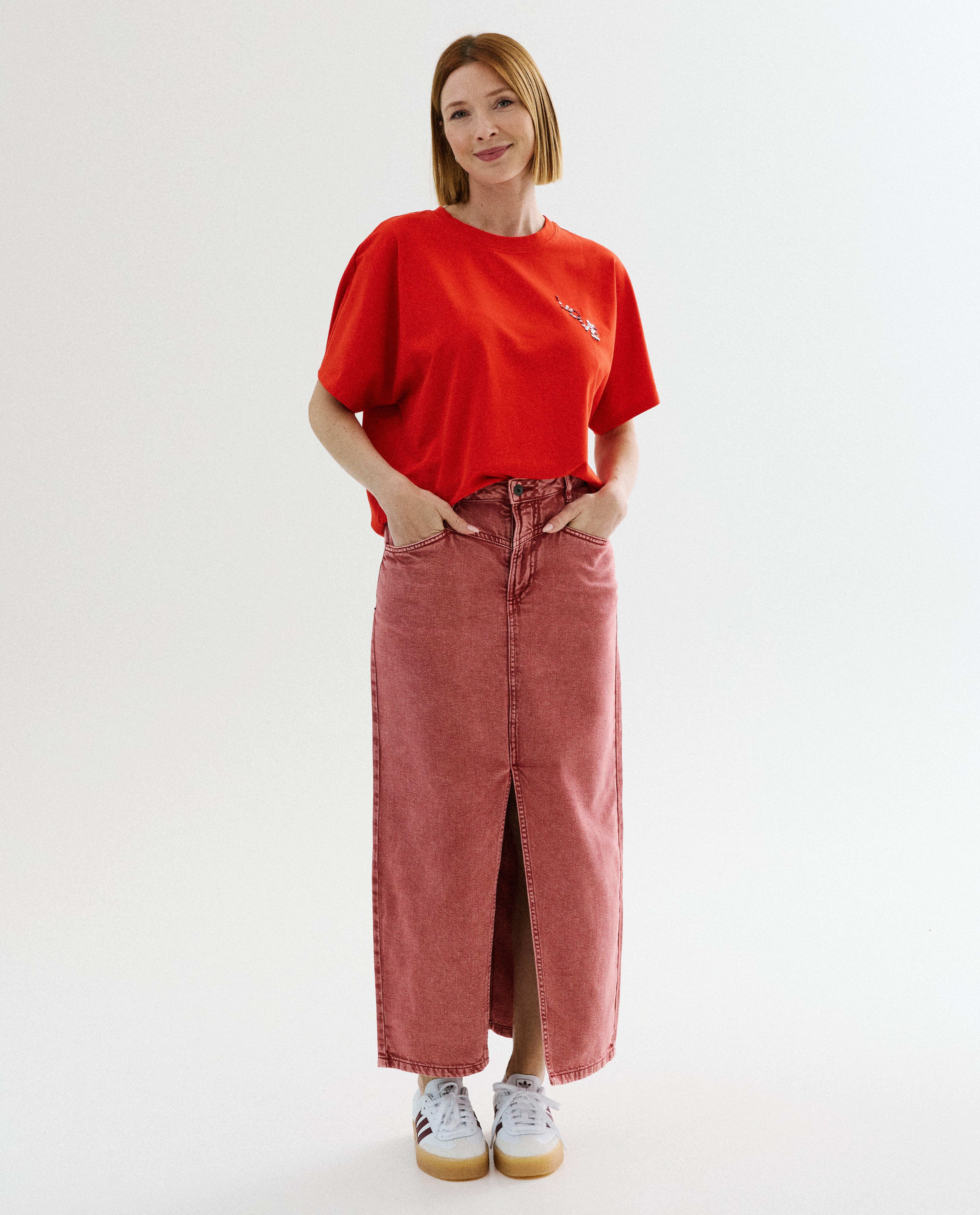 T-shirt avec inscription en paillettes - D&eacute;tails du produit - rouge vif - image num&eacute;ro 2