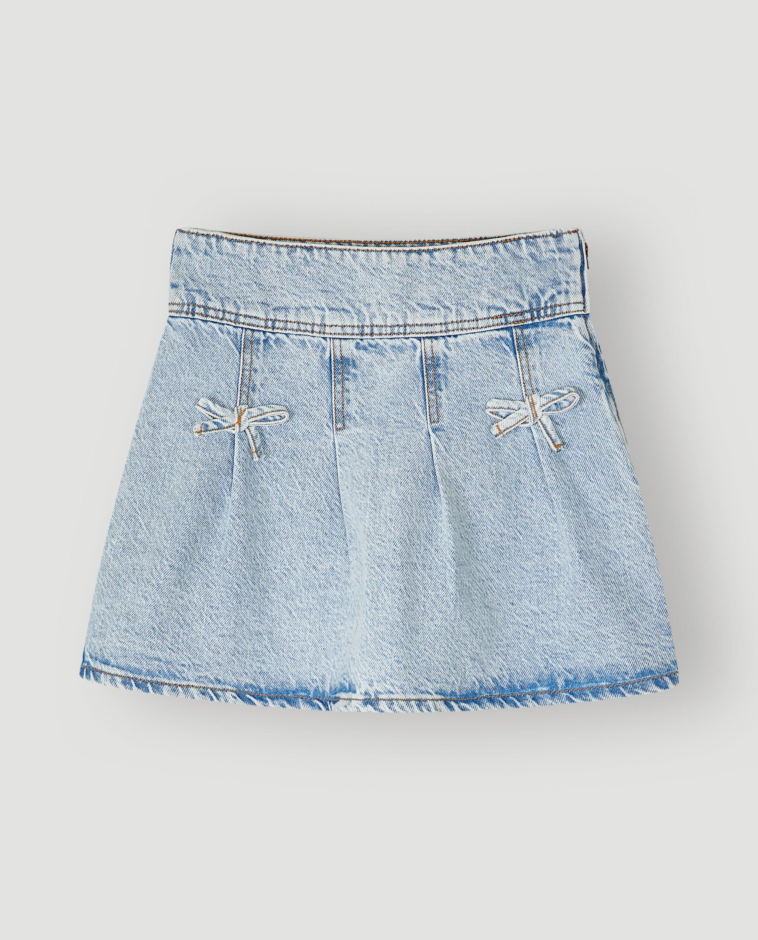 Jupe pliss&eacute;e en jeans avec des petits n&oelig;uds - D&eacute;tails du produit - bleu clair - image num&eacute;ro 4