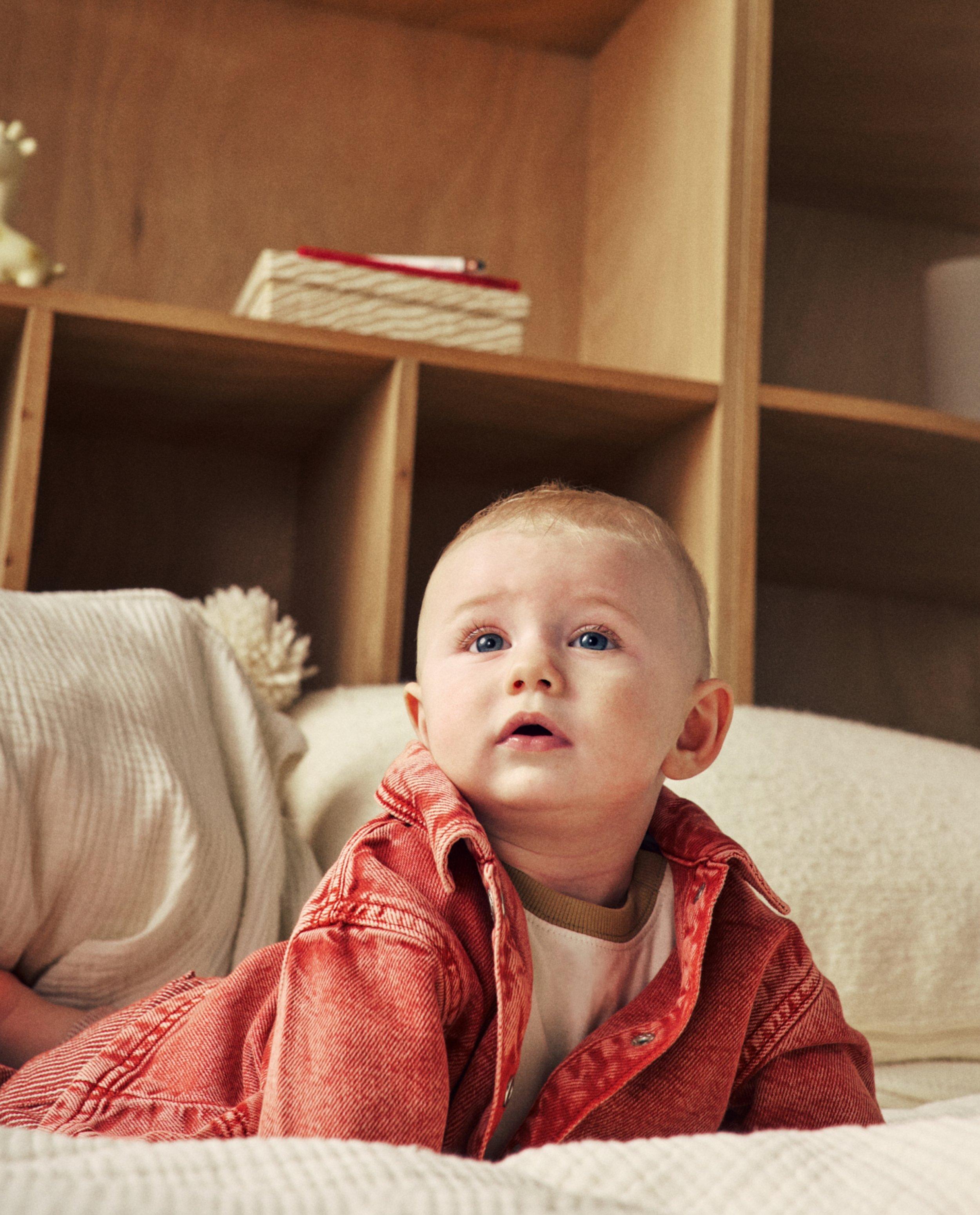 Chemise rouge en jeans, effet d&eacute;lav&eacute; - D&eacute;tails du produit - rouge - image num&eacute;ro 2