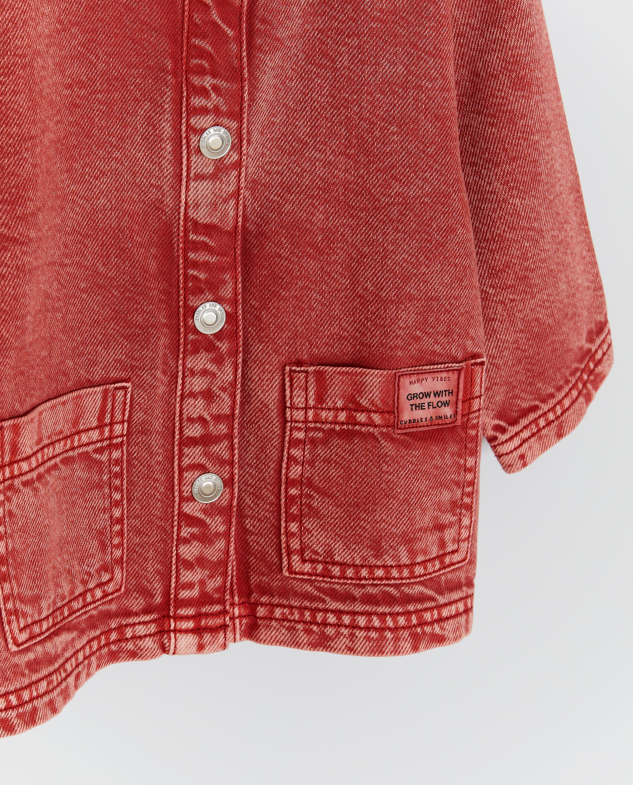 Chemise rouge en jeans, effet d&eacute;lav&eacute; - D&eacute;tails du produit - rouge - image num&eacute;ro 5