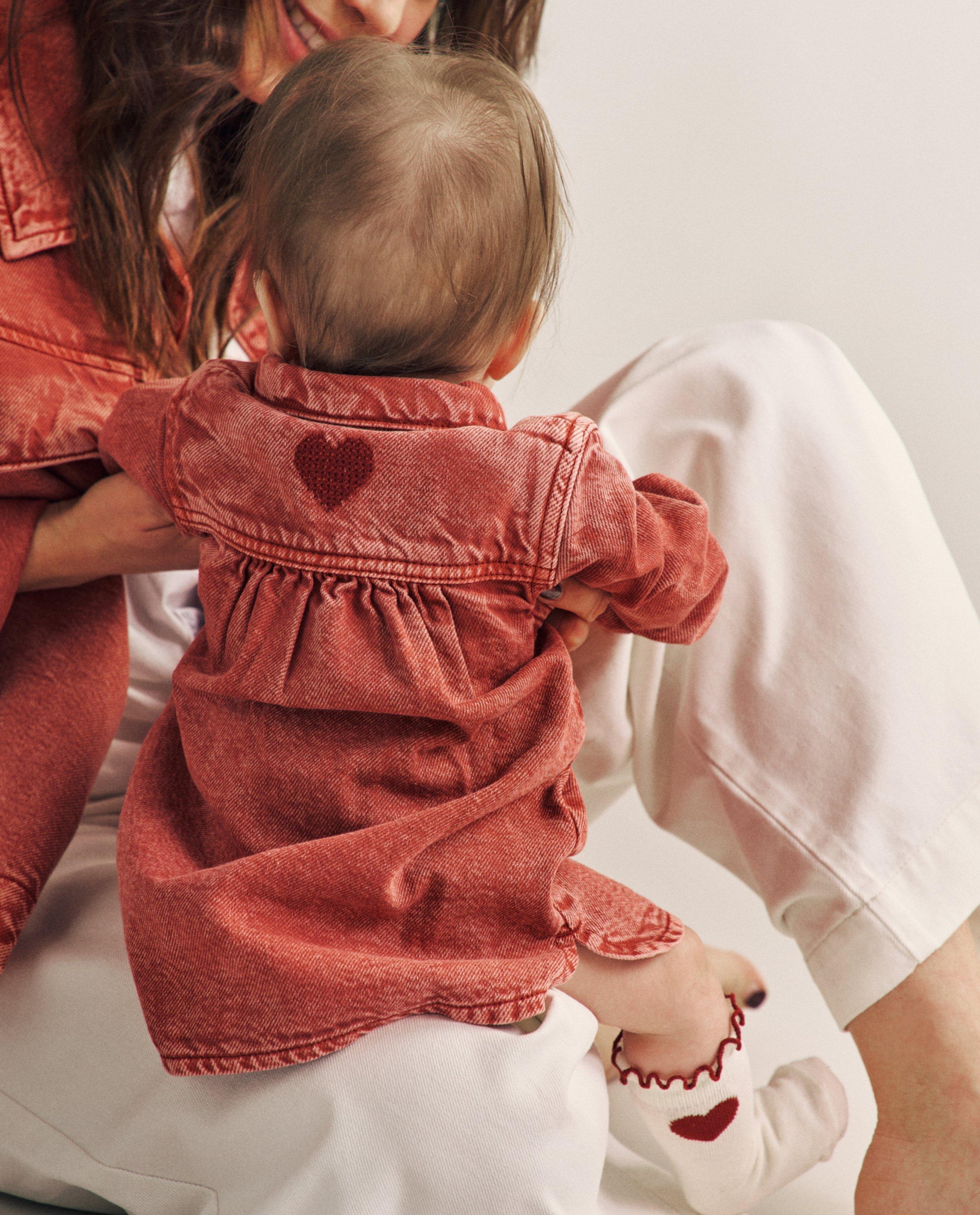 Robe en jean avec c&oelig;ur brod&eacute;