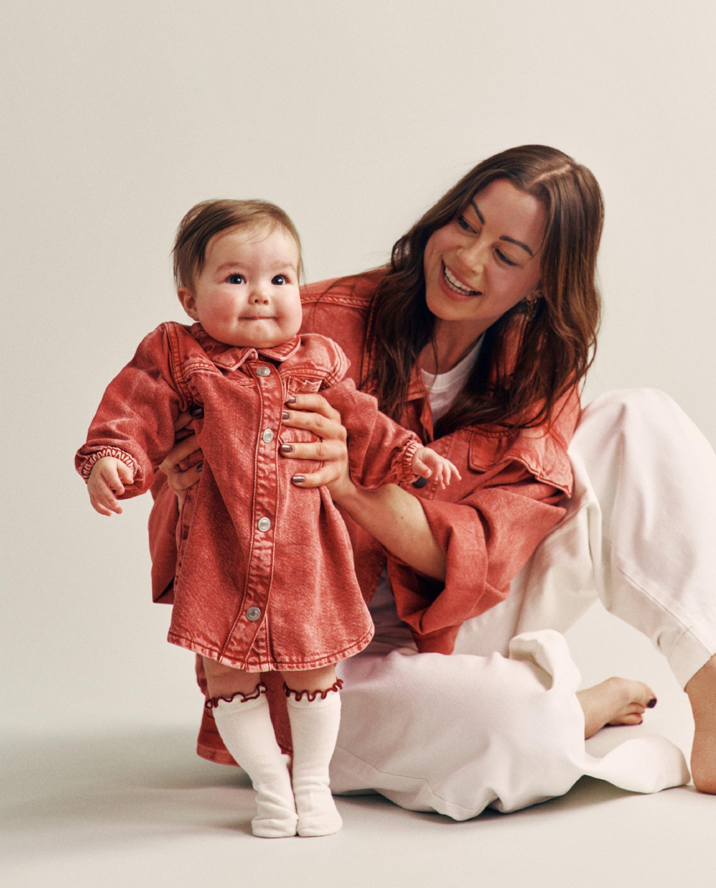 Robe en jeans d&eacute;lav&eacute; avec un petit c&oelig;ur brod&eacute; - D&eacute;tails du produit - rouge - image num&eacute;ro 2