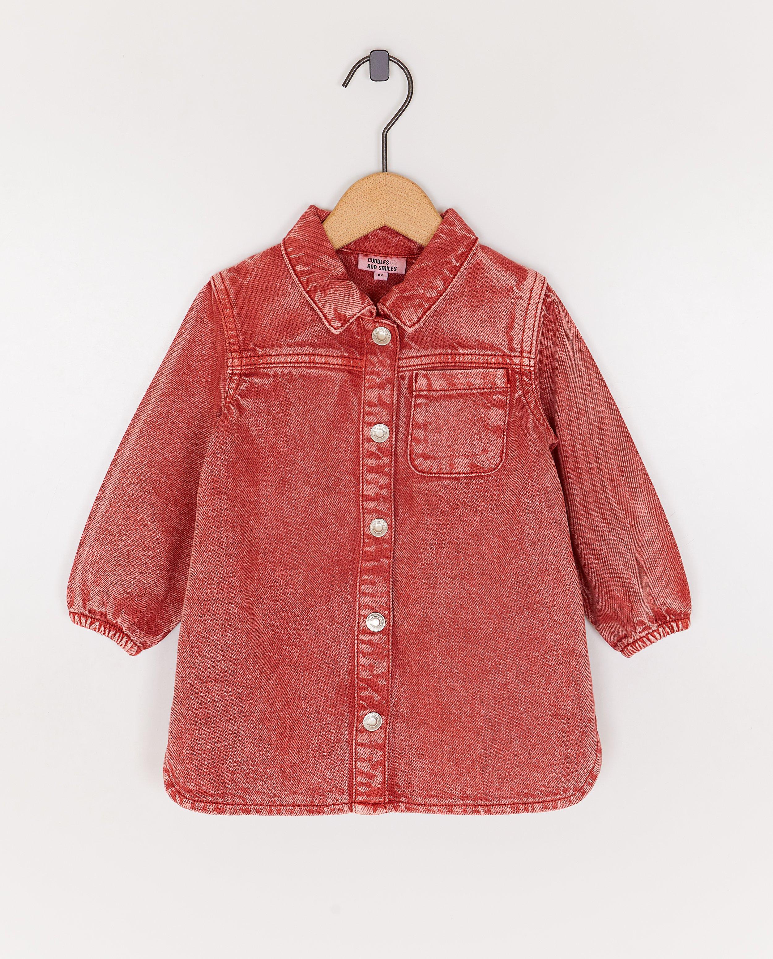 Robe en jeans d&eacute;lav&eacute; avec un petit c&oelig;ur brod&eacute; - D&eacute;tails du produit - rouge - image num&eacute;ro 3