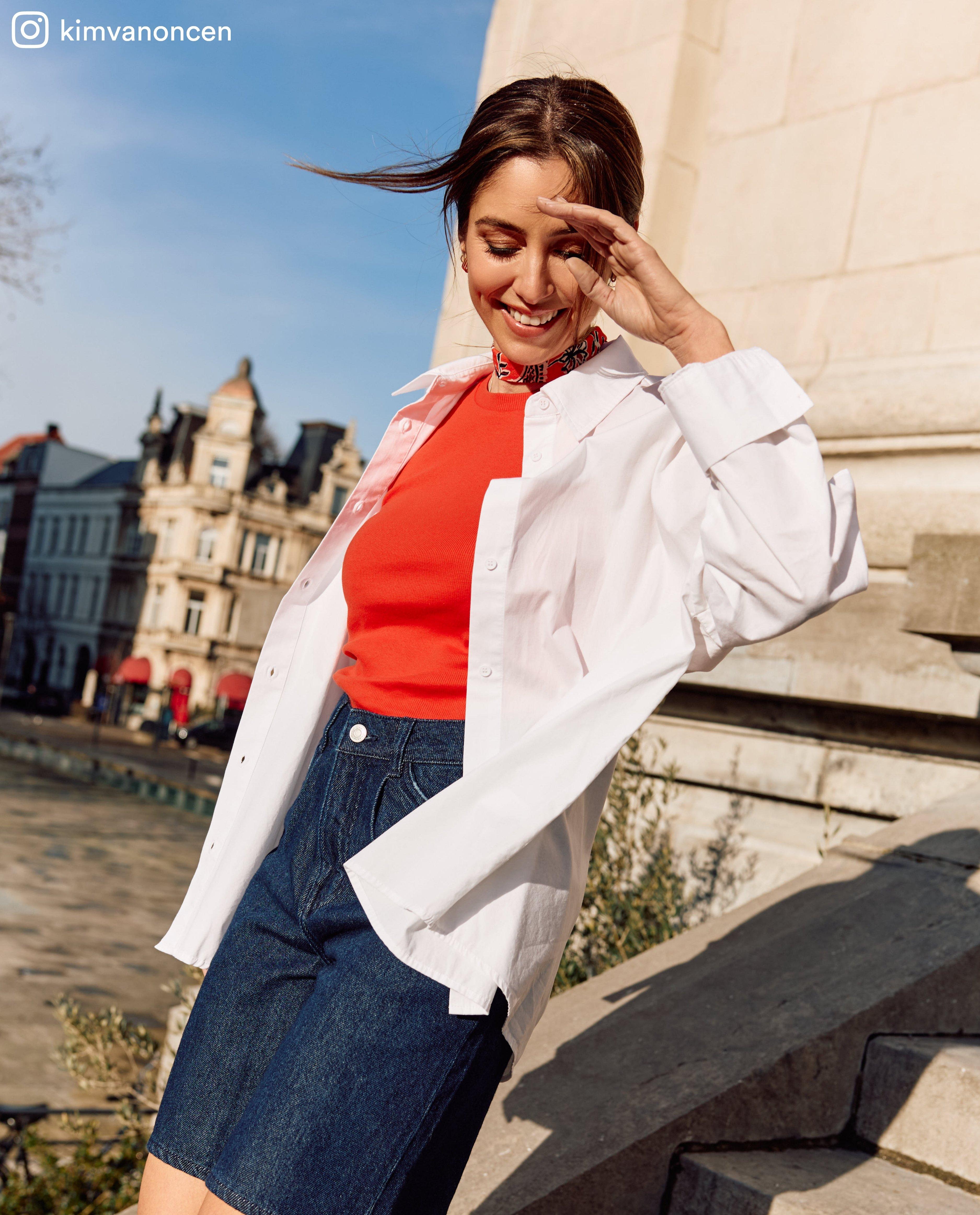 Hemd met knopen op mouwen