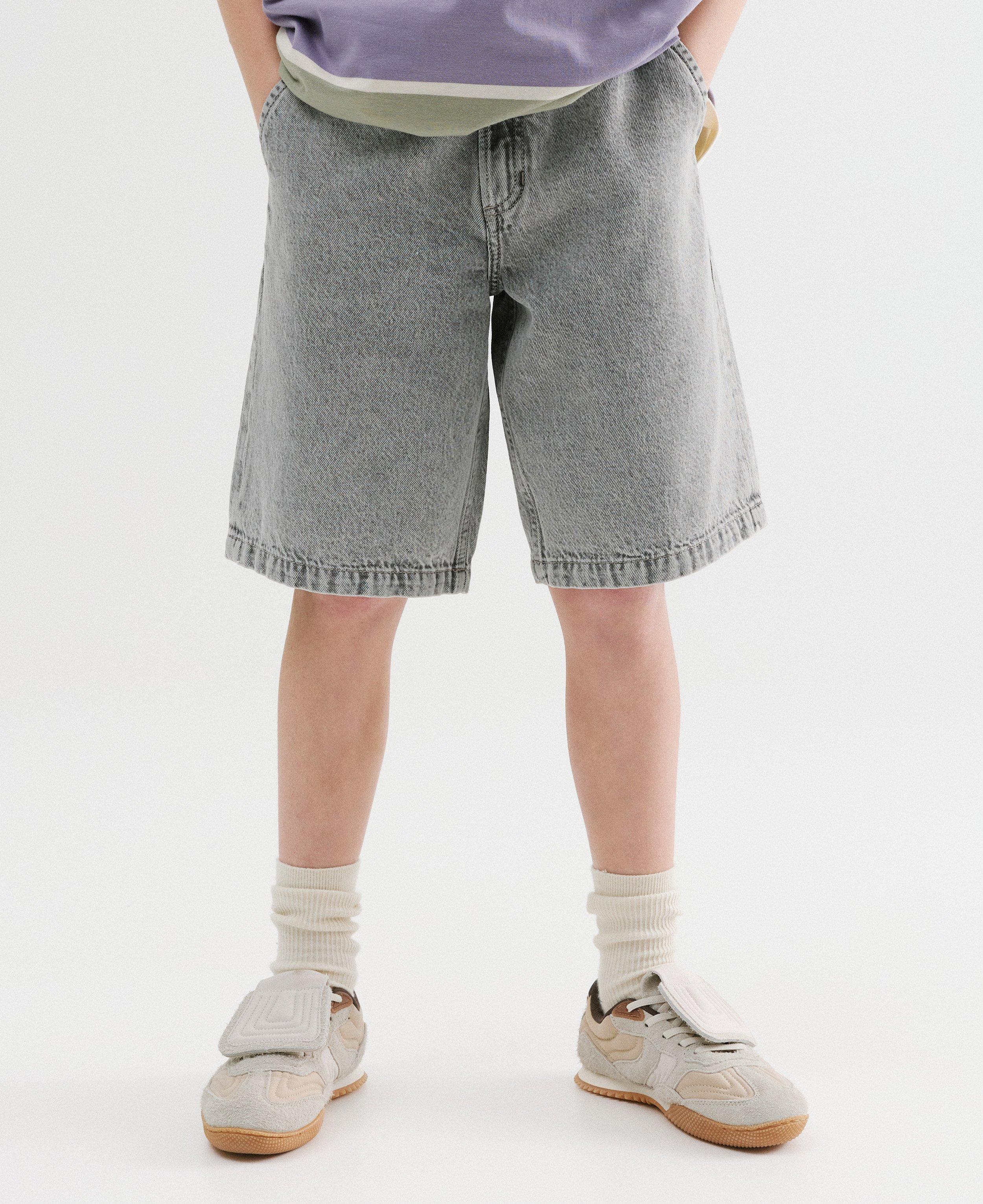 Short en jean gris en 100% coton bio, 128-164 - D&eacute;tails du produit - gris clair - image num&eacute;ro 3