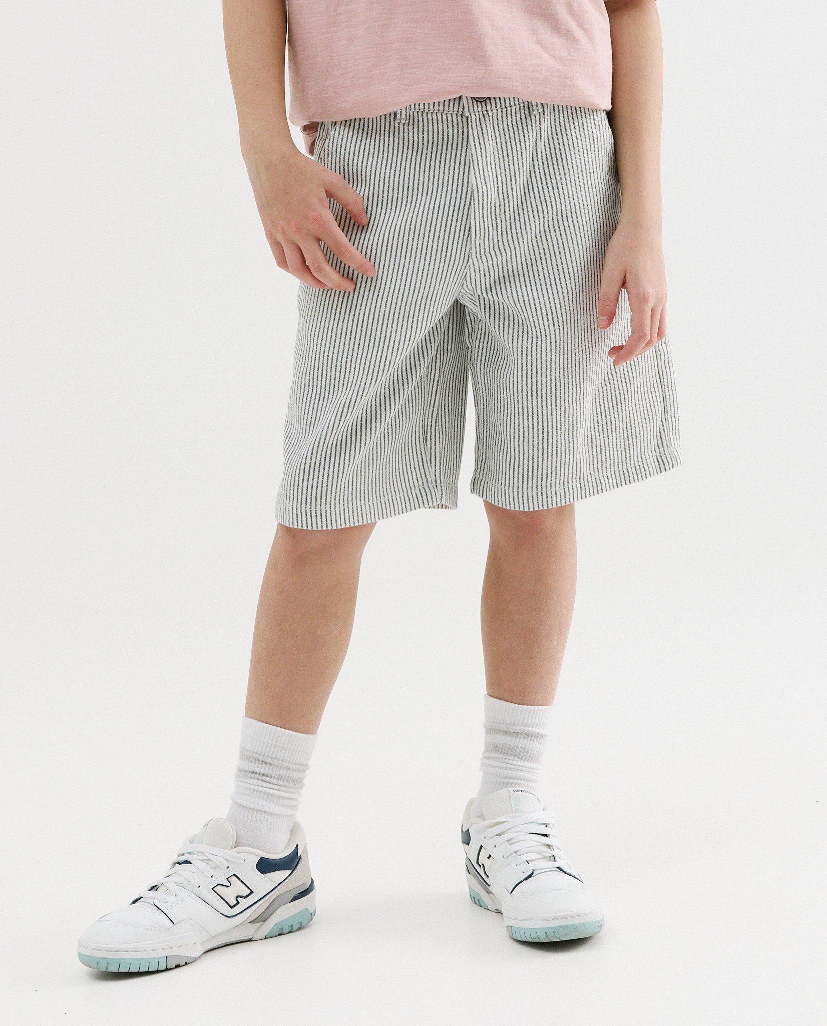 Short met fijne strepen - Product Detail - wit - afbeelding nummer 3