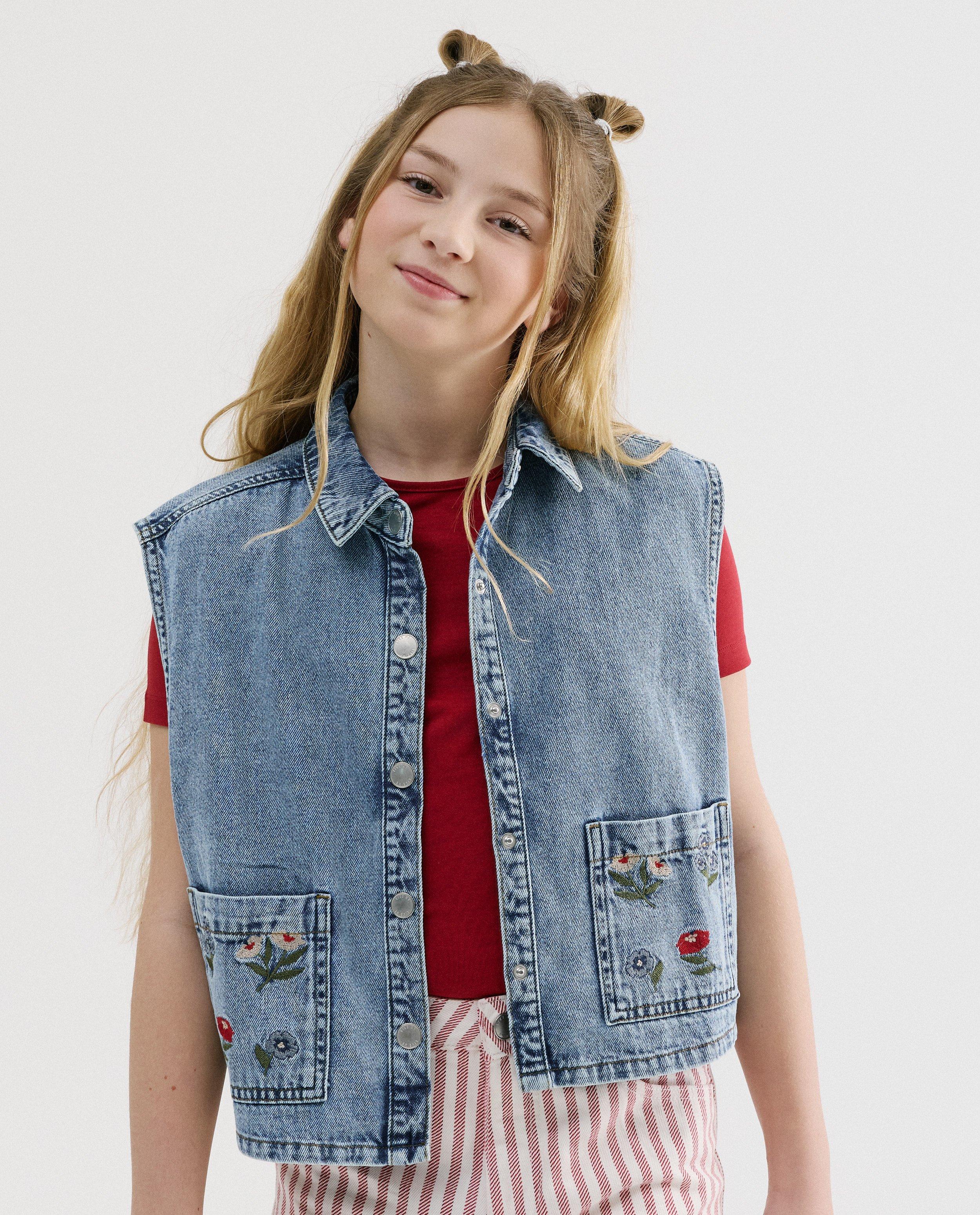 Jeansvest met geborduurde bloemen