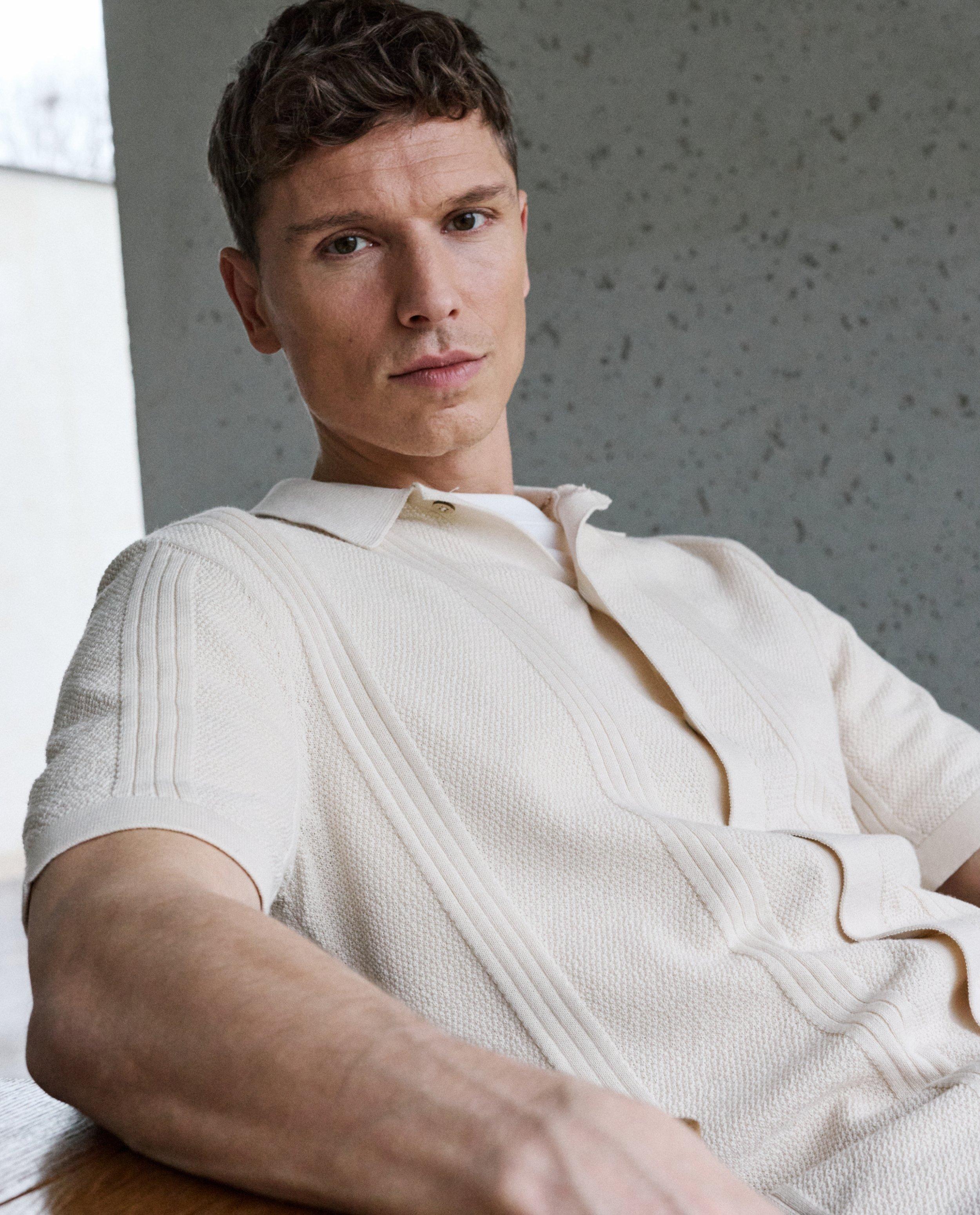 Polo avec texture - D&eacute;tails du produit - blanc - image num&eacute;ro 1