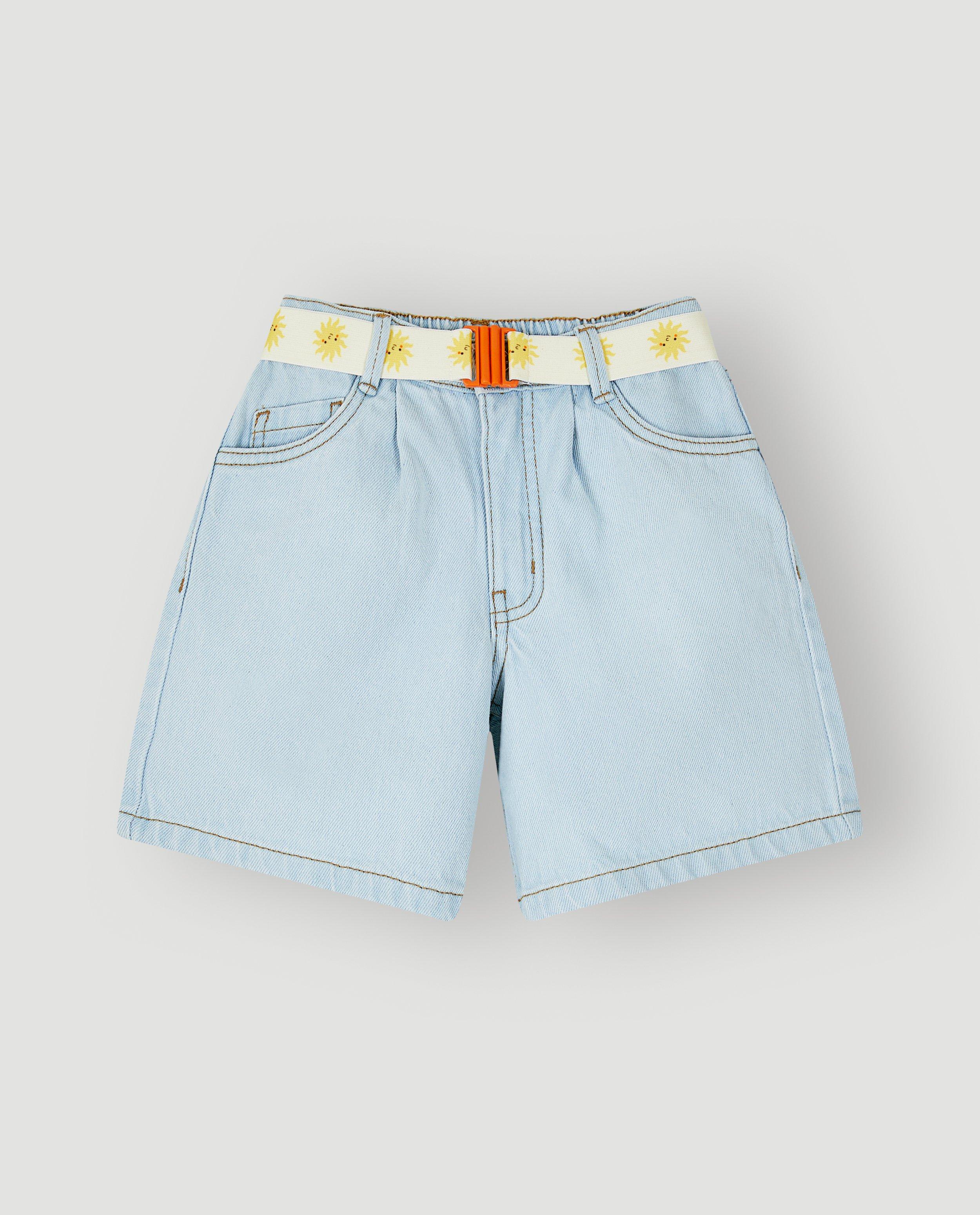 Short en jean bleu clair avec ceinture