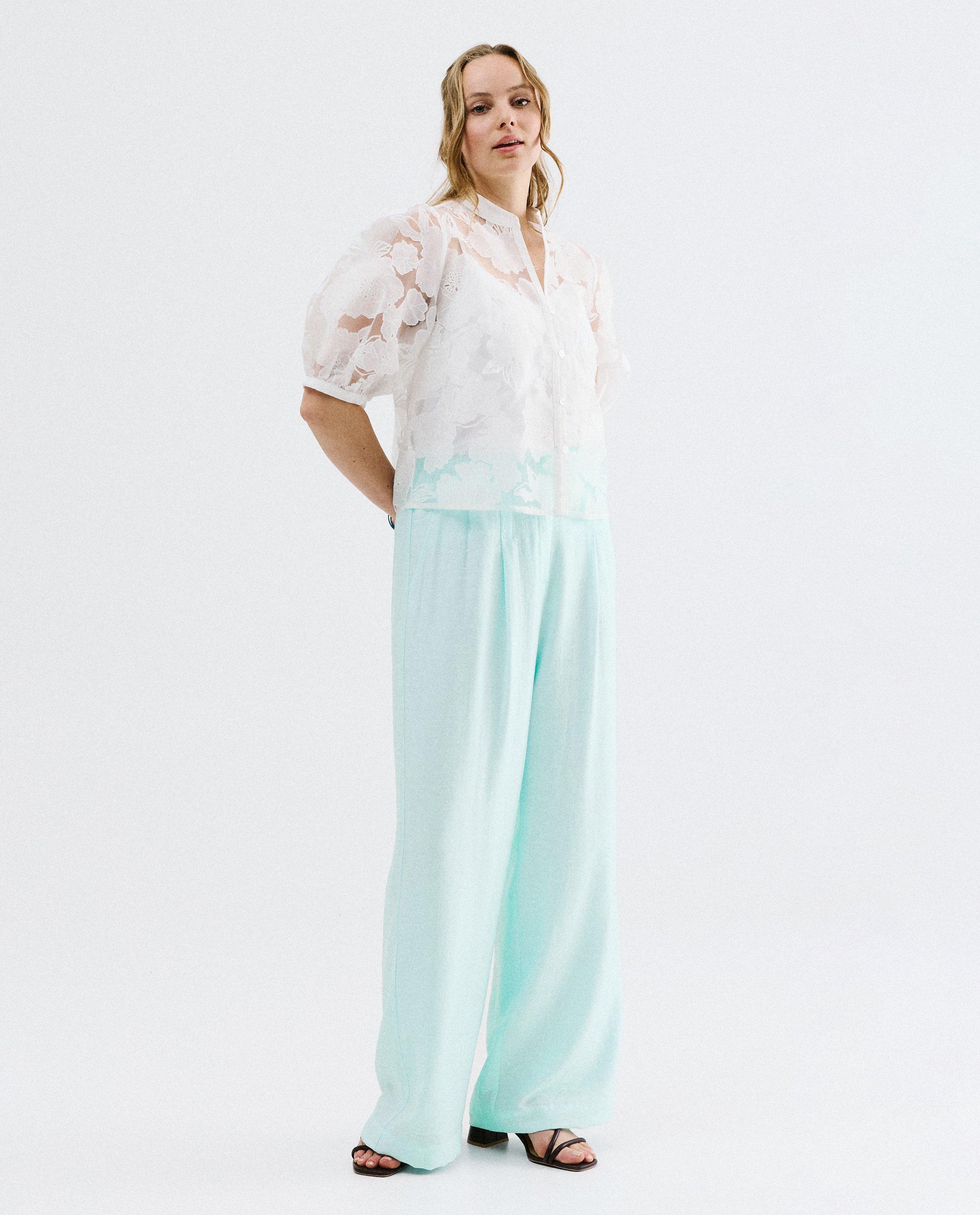 Blouse en mesh avec fleurs en dentelle - D&eacute;tails du produit - blanc - image num&eacute;ro 2
