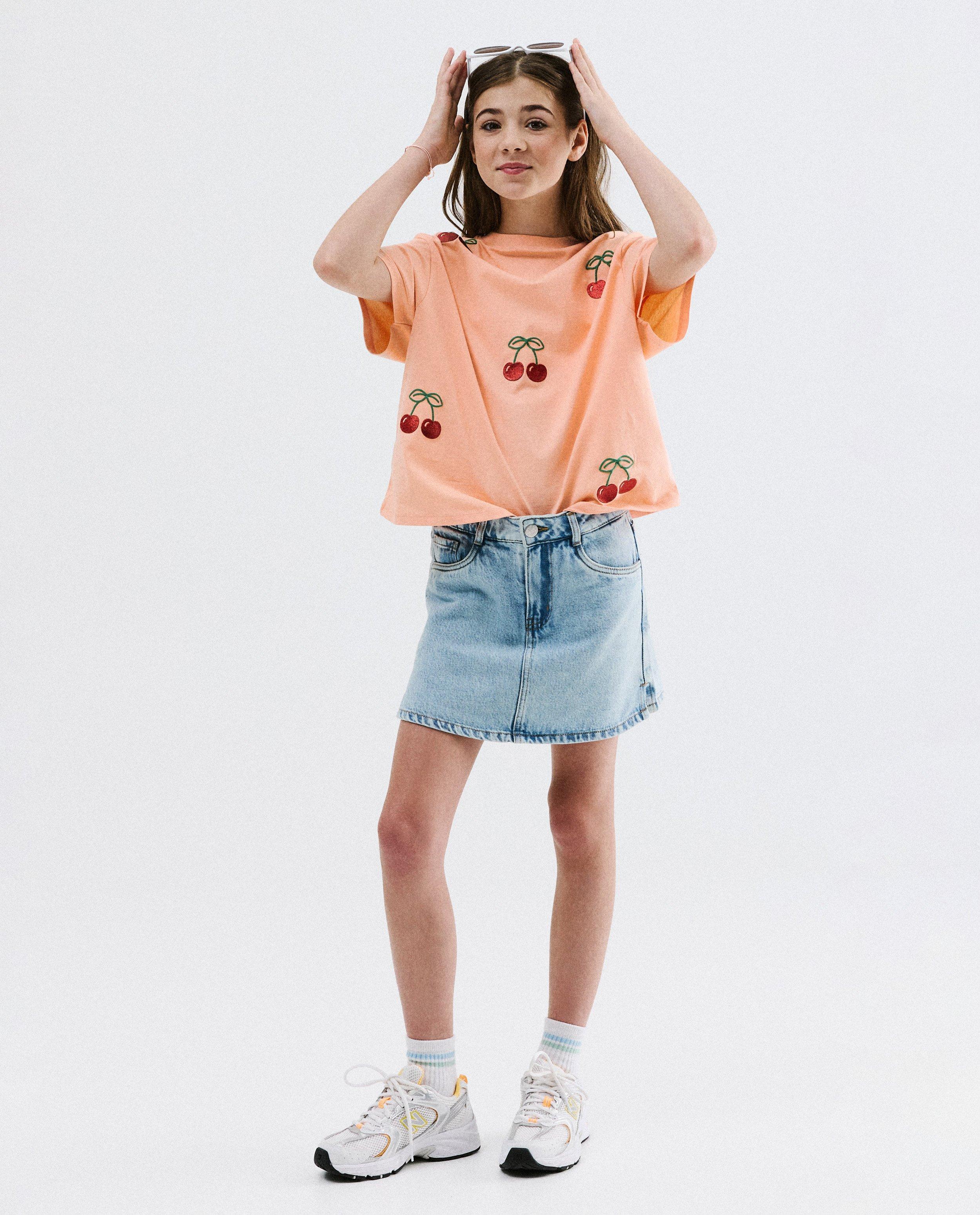 T-shirt met reli&euml;fprint kersen, oversized fit - Product Detail - lichtoranje - afbeelding nummer 2