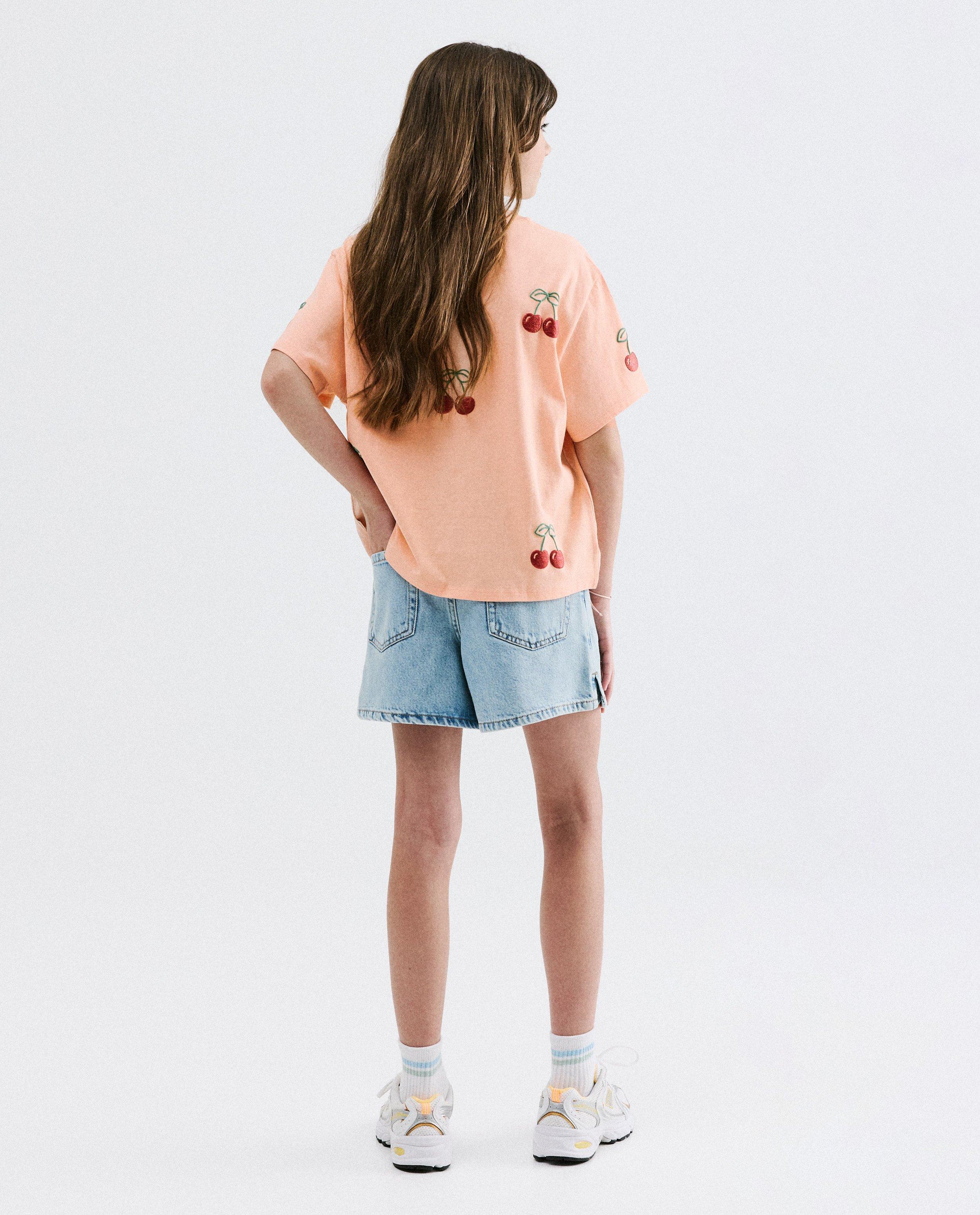 T-shirt met reli&euml;fprint kersen, oversized fit - Product Detail - lichtoranje - afbeelding nummer 3