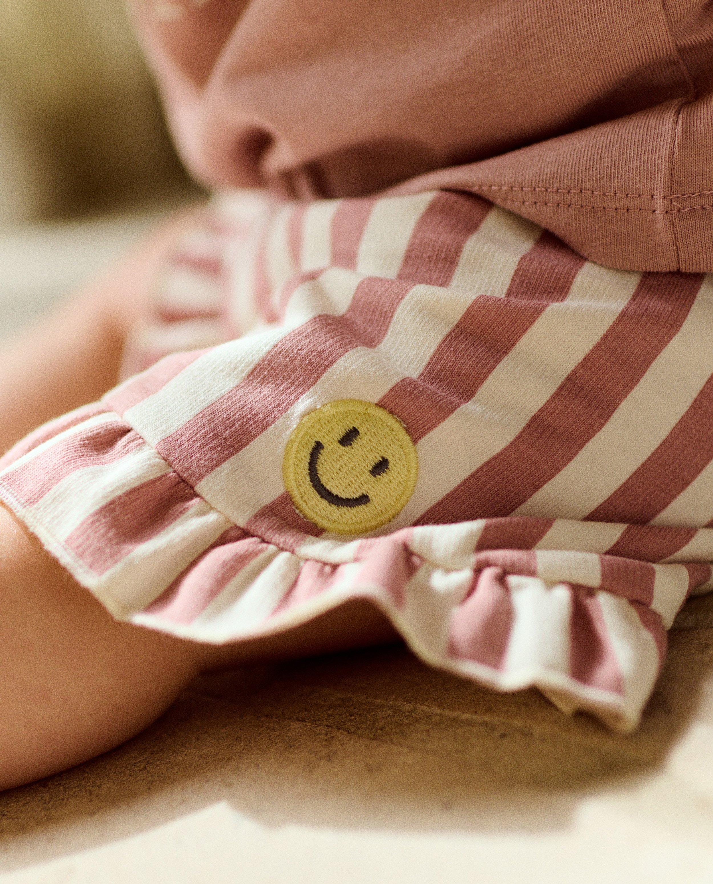 Shorten - Short met geborduurde smiley