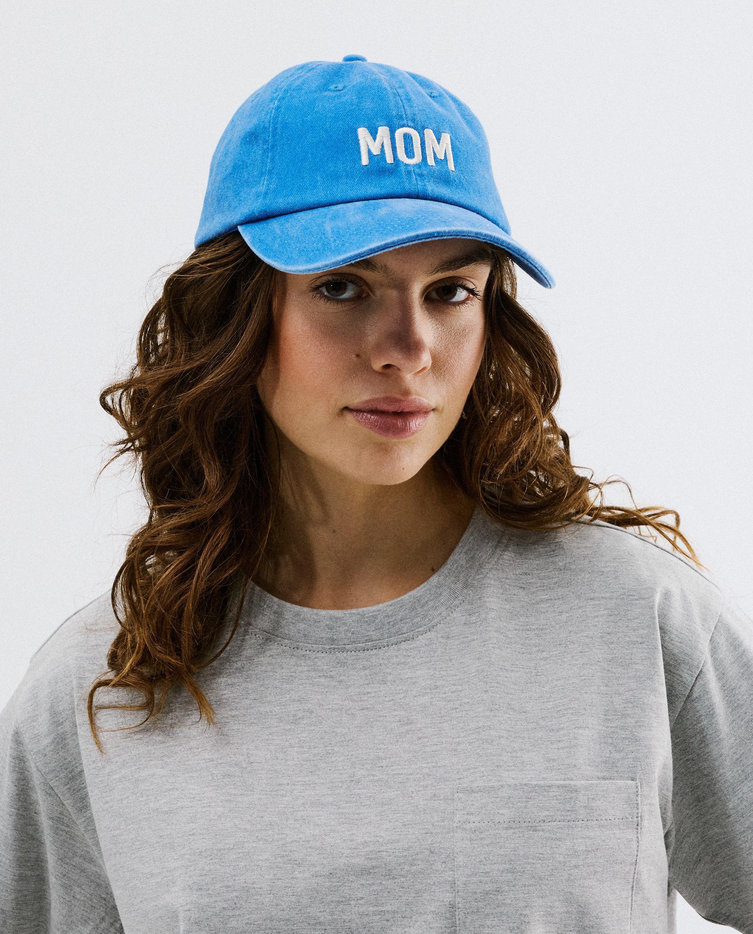 Pet met geborduurd opschrift Mom