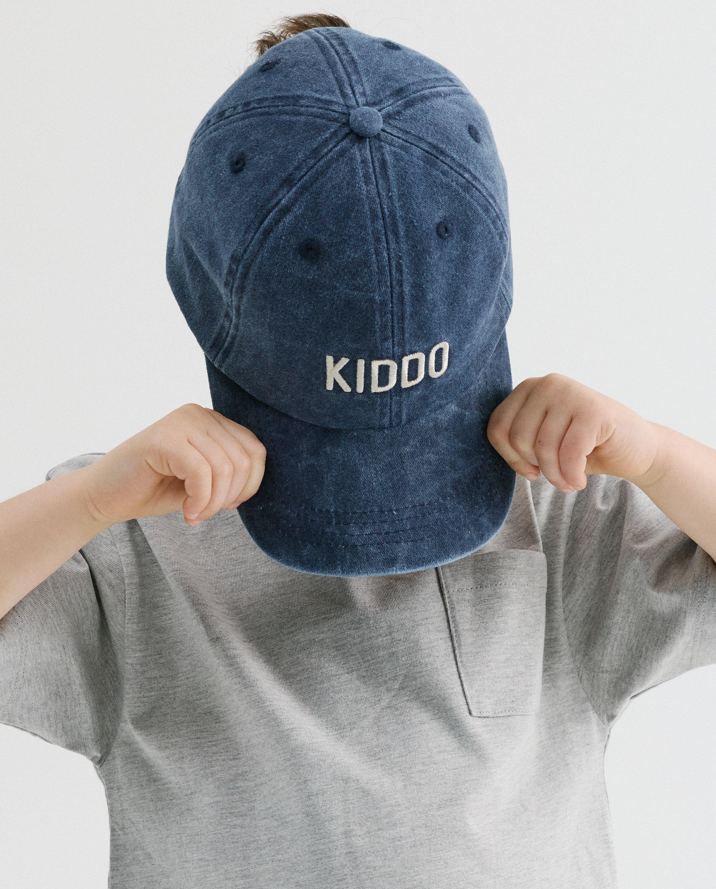 Pet met geborduurd opschrift Kiddo