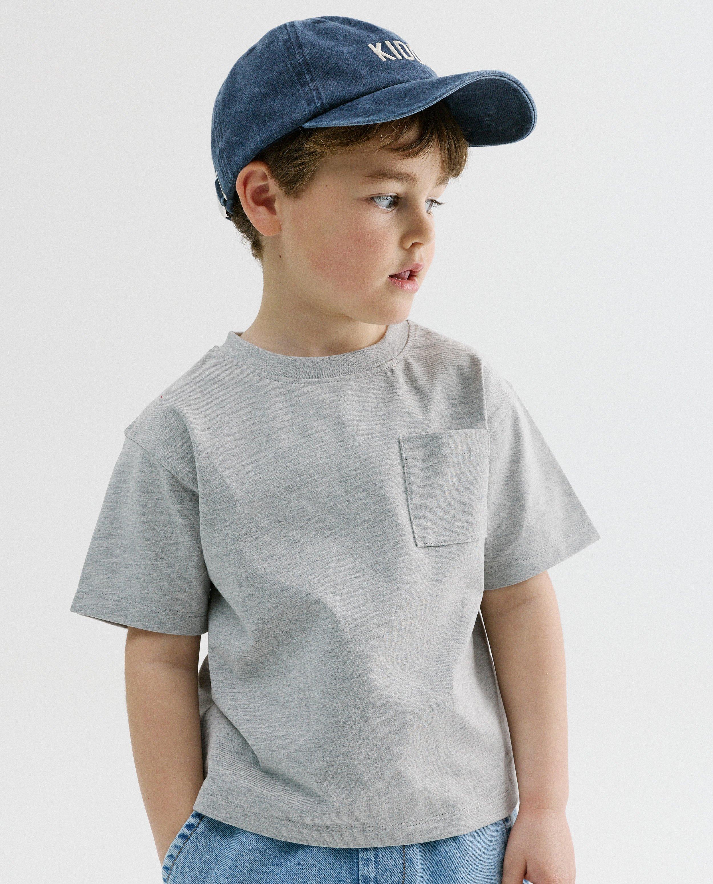 Breigoed - Pet met geborduurd opschrift Kiddo