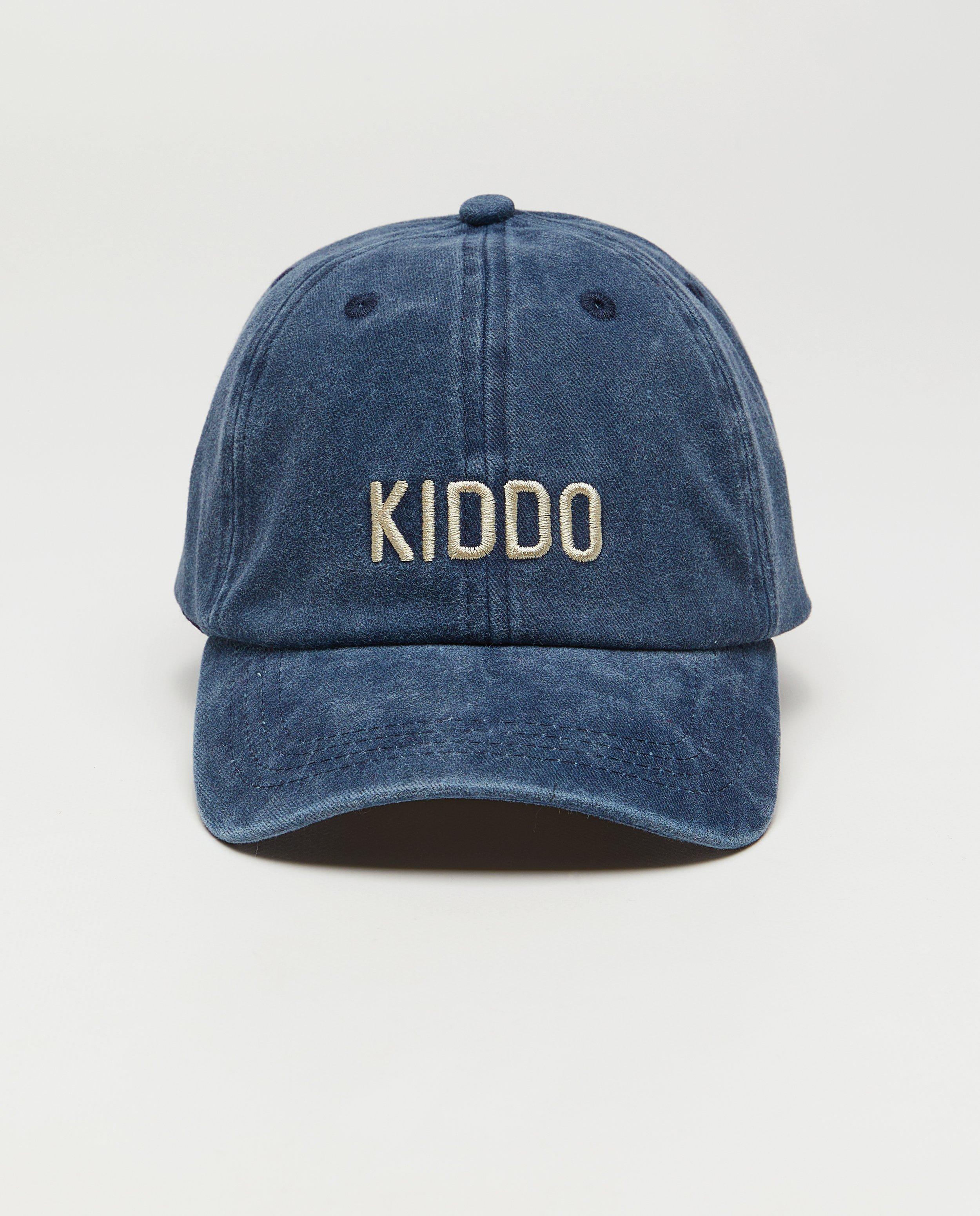 Breigoed - Pet met geborduurd opschrift Kiddo