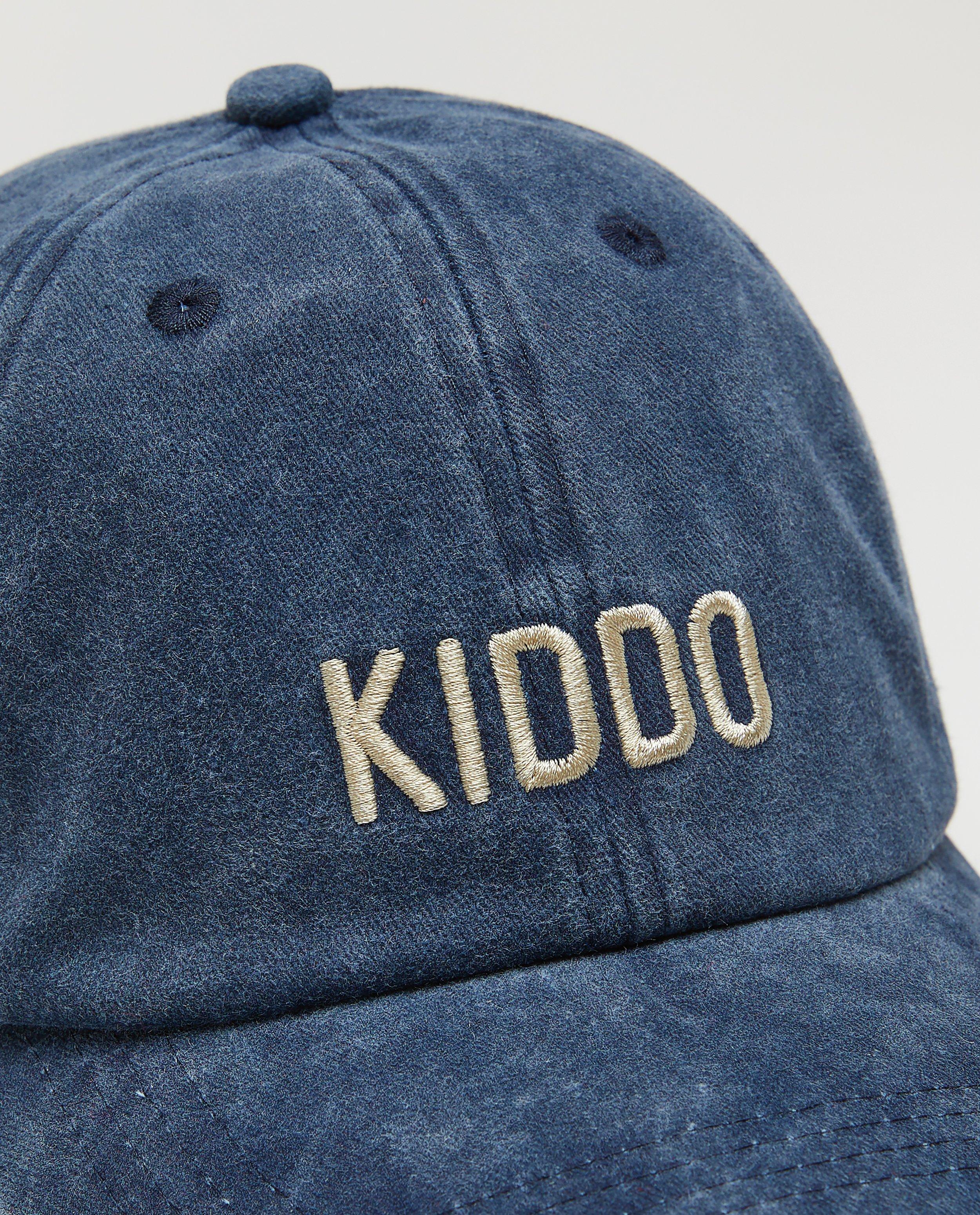 Breigoed - Pet met geborduurd opschrift Kiddo