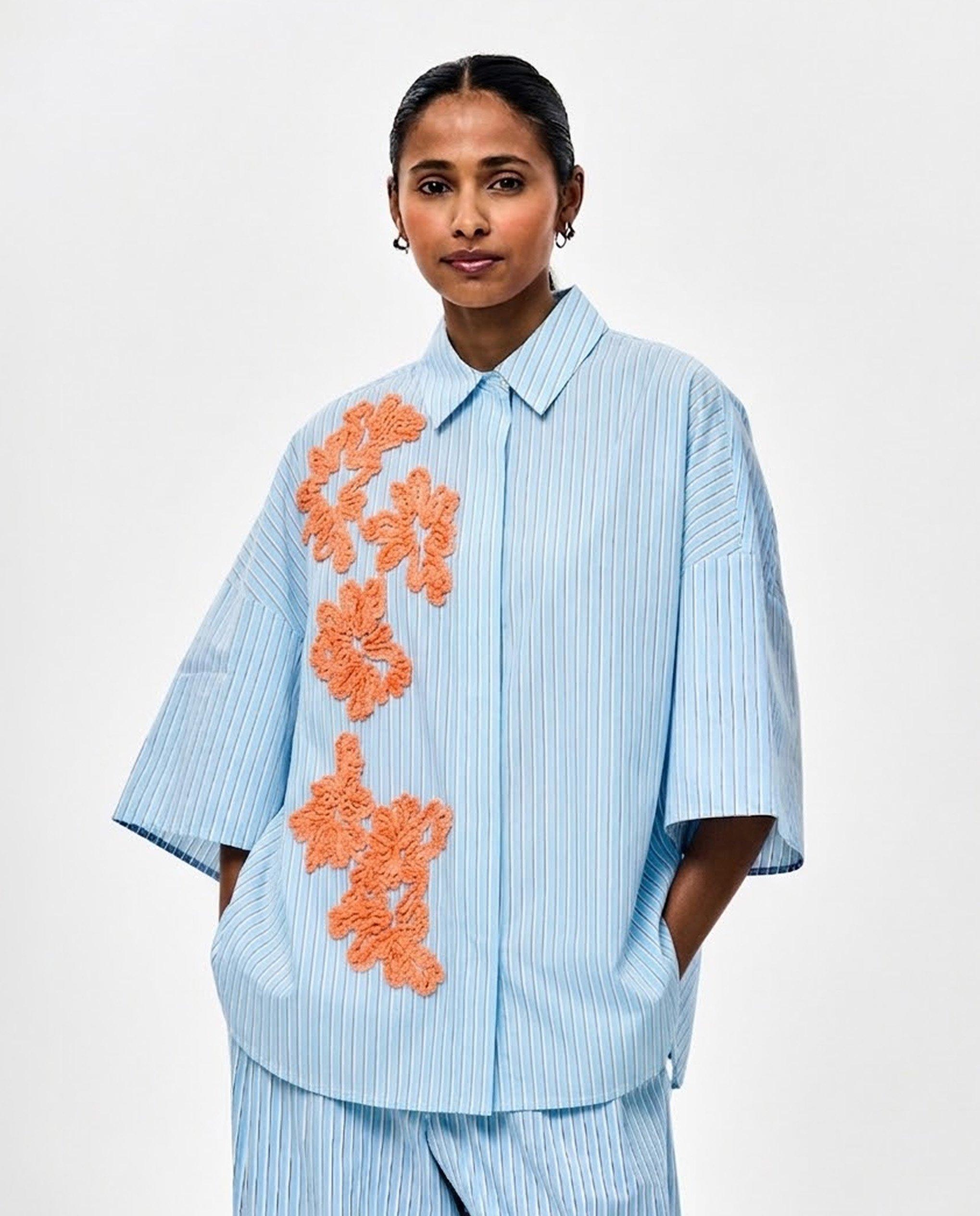 Blouse chemise avec fleurs en relief - D&eacute;tails du produit - bleu clair - image num&eacute;ro 1