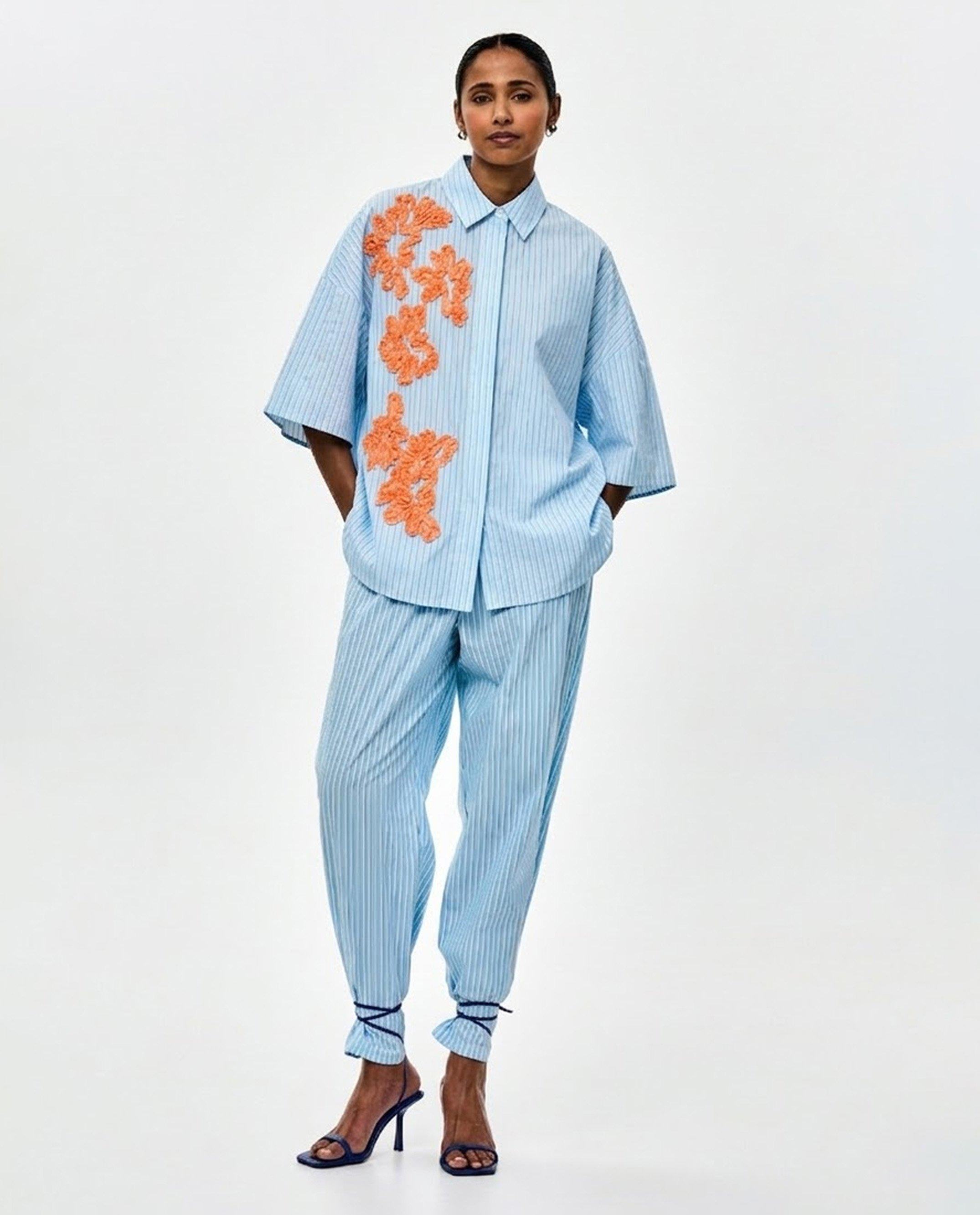 Blouse chemise avec fleurs en relief - D&eacute;tails du produit - bleu clair - image num&eacute;ro 2