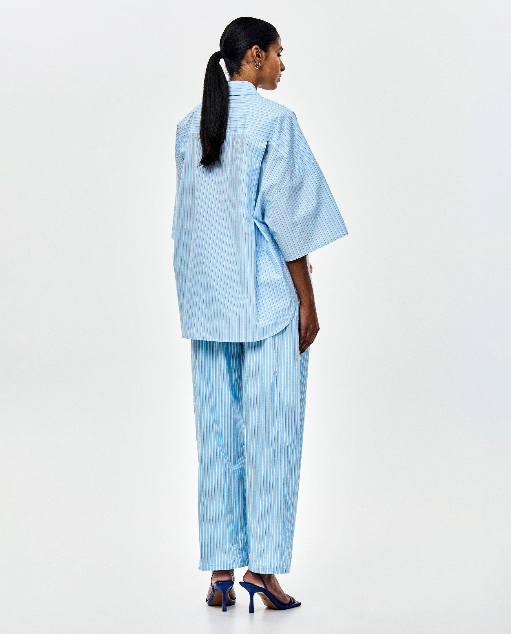 Blouse chemise avec fleurs en relief - D&eacute;tails du produit - bleu clair - image num&eacute;ro 3