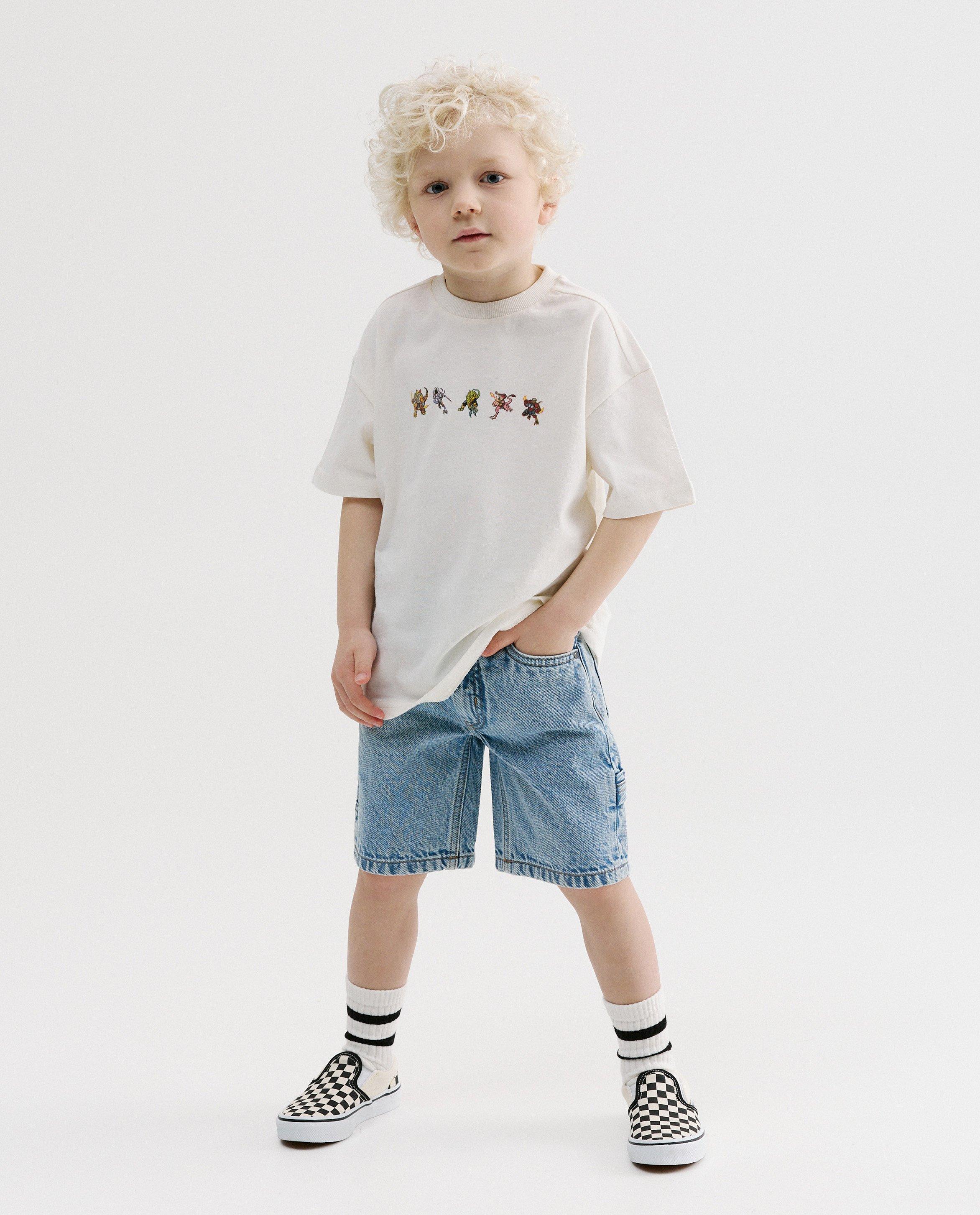 Short en jean avec dinosaure brod&eacute;, coupe loose, 104-152 - D&eacute;tails du produit - bleu clair - image num&eacute;ro 1