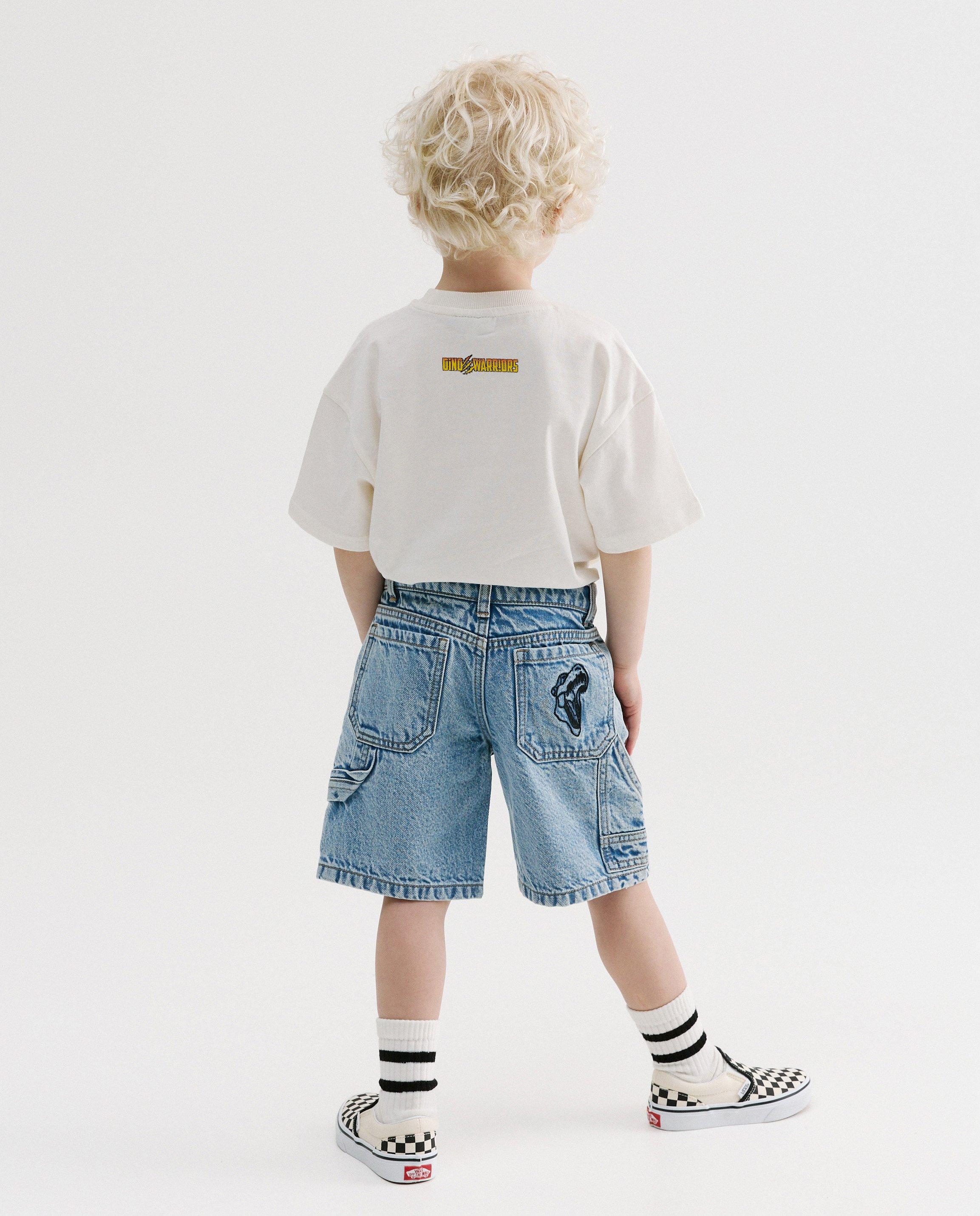 Short en jean avec dinosaure brod&eacute;, coupe loose, 104-152 - D&eacute;tails du produit - bleu clair - image num&eacute;ro 2