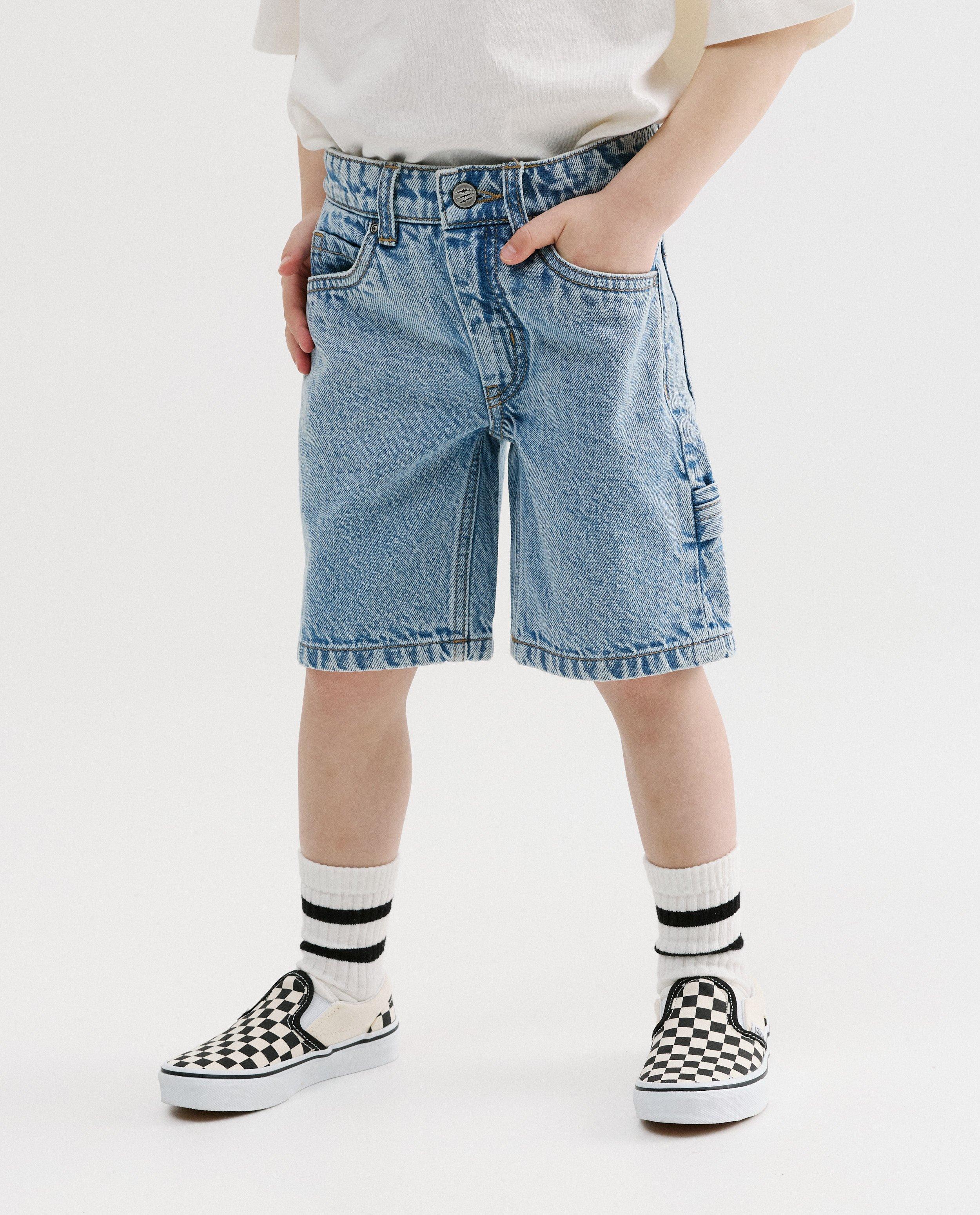 Short en jean avec dinosaure brod&eacute;, coupe loose, 104-152 - D&eacute;tails du produit - bleu clair - image num&eacute;ro 3