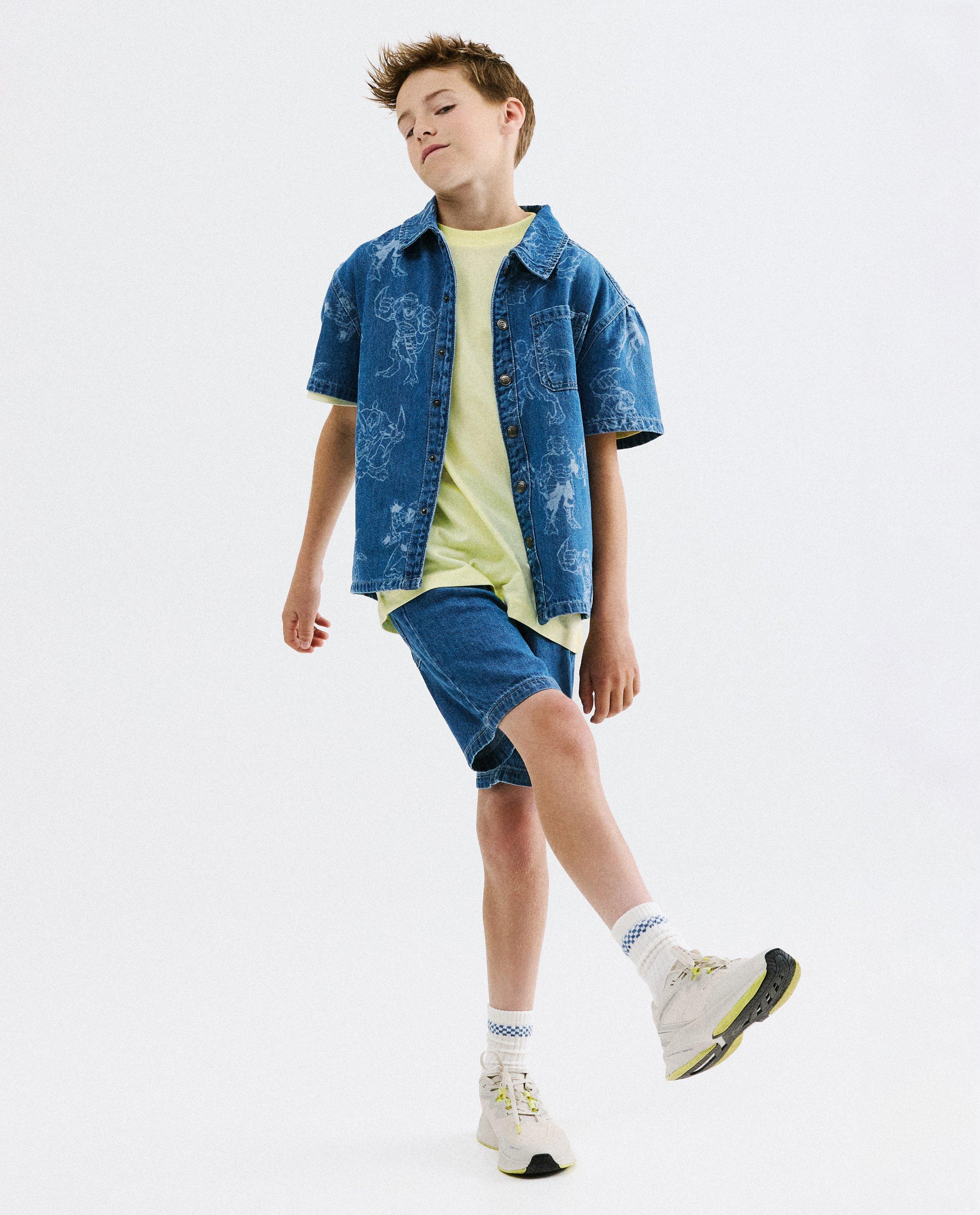 Chemise en jean avec imprim&eacute; Dino Warriors Dimitri Vegas, 104-152 - D&eacute;tails du produit - bleu clair - image num&eacute;ro 3