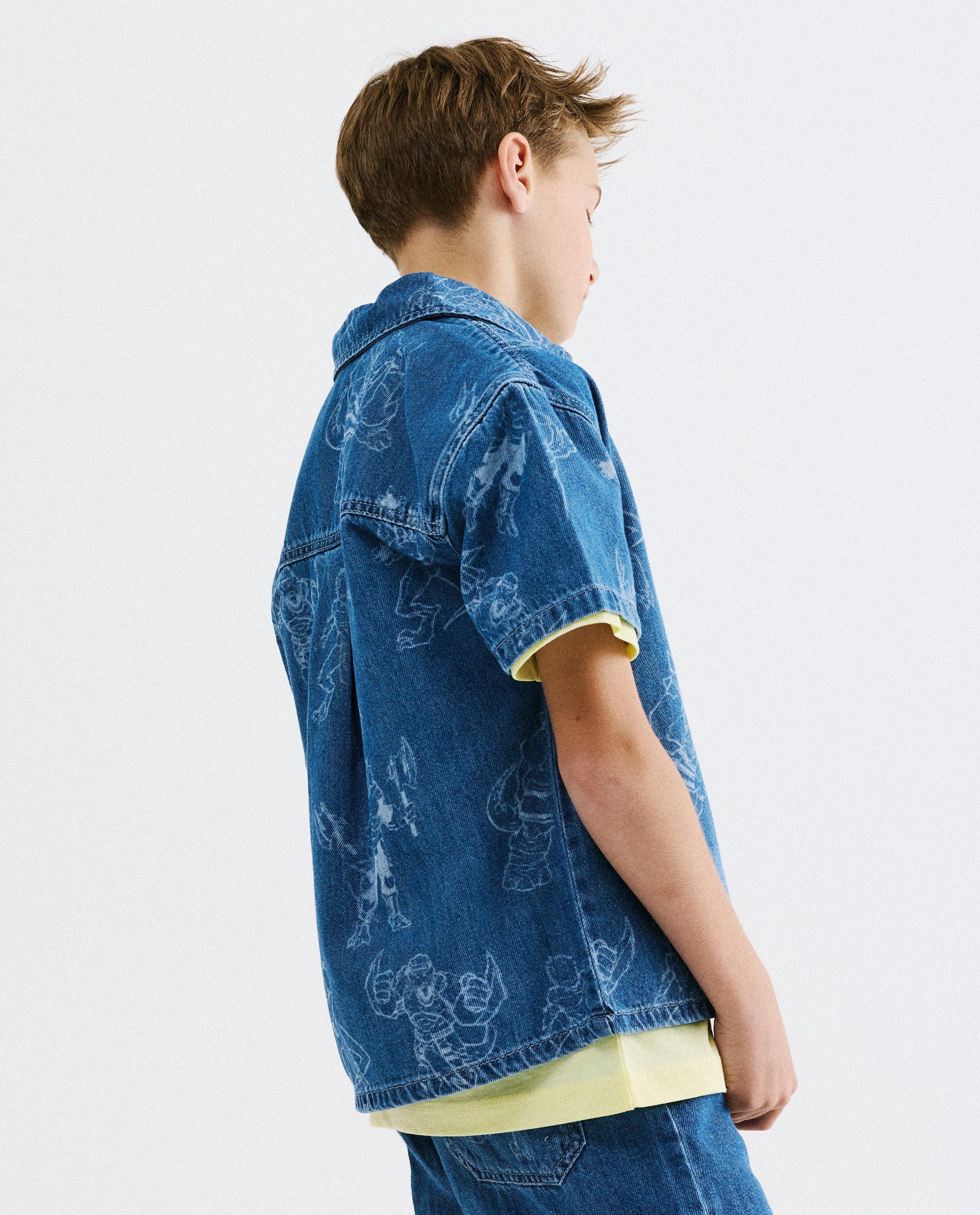 Chemise en jean avec imprim&eacute; Dino Warriors Dimitri Vegas, 104-152 - D&eacute;tails du produit - bleu clair - image num&eacute;ro 4