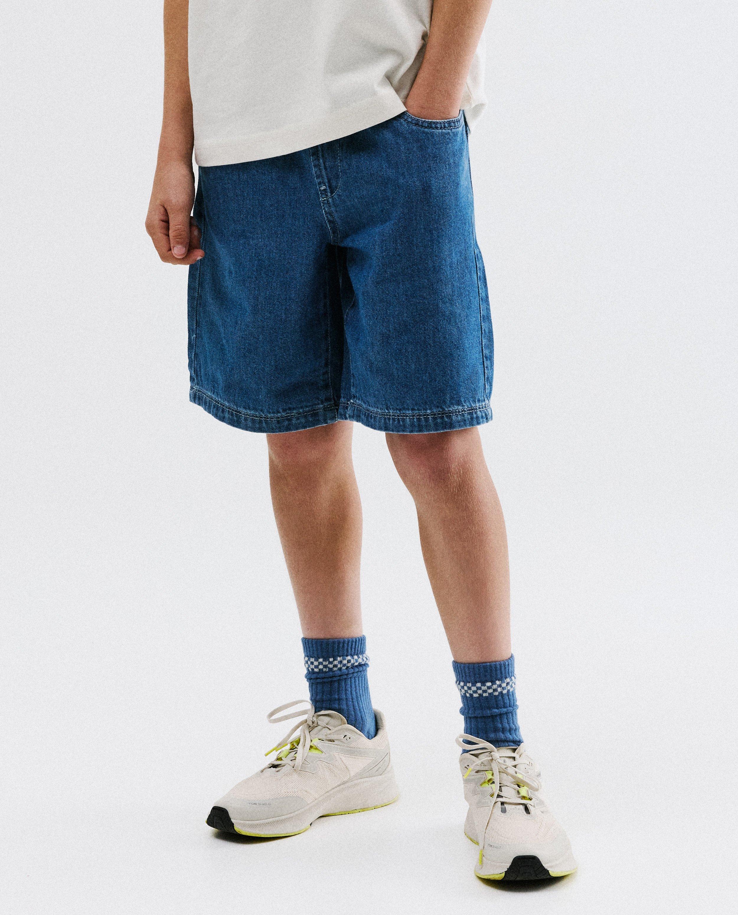 Short en jean avec imprim&eacute; Dino Warriors Dimitri Vegas, 104-152 - D&eacute;tails du produit - bleu clair - image num&eacute;ro 3