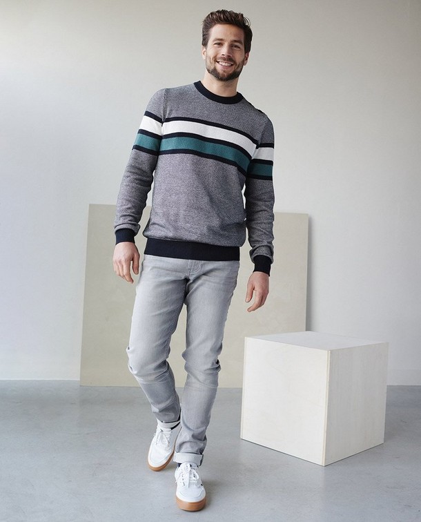 Élégant dans ce pull Élégant dans ce pull