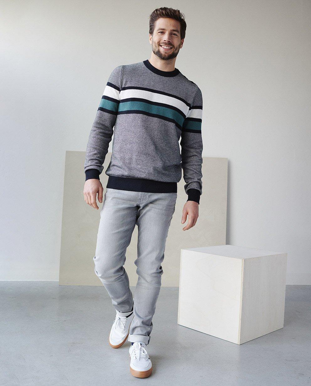 Élégant dans ce pull - null - 