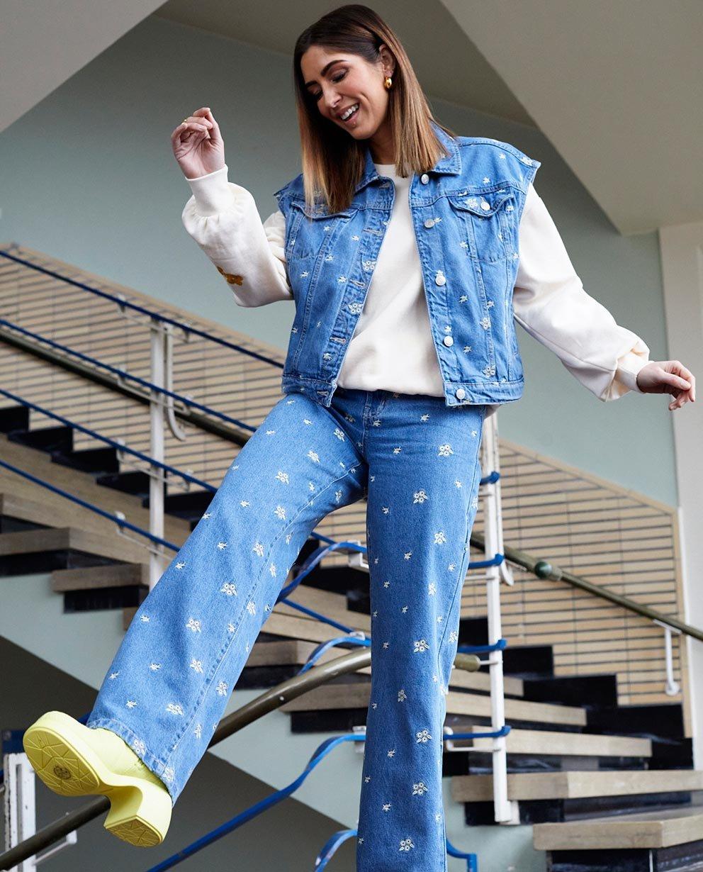 Fleurs blanches sur un jean - null - 