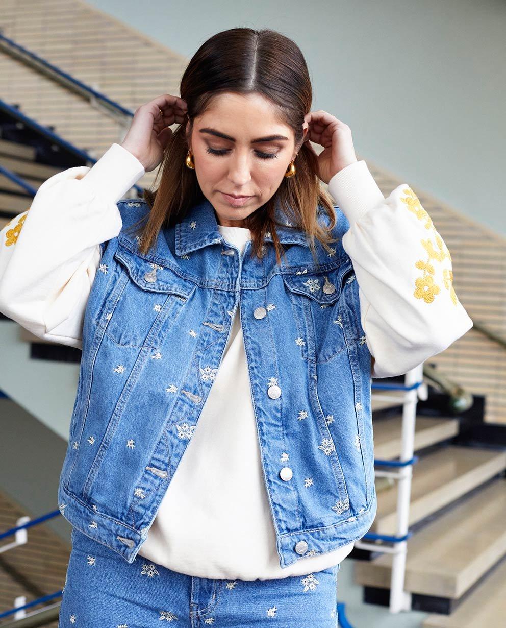 Witte bloemetjes op jeans