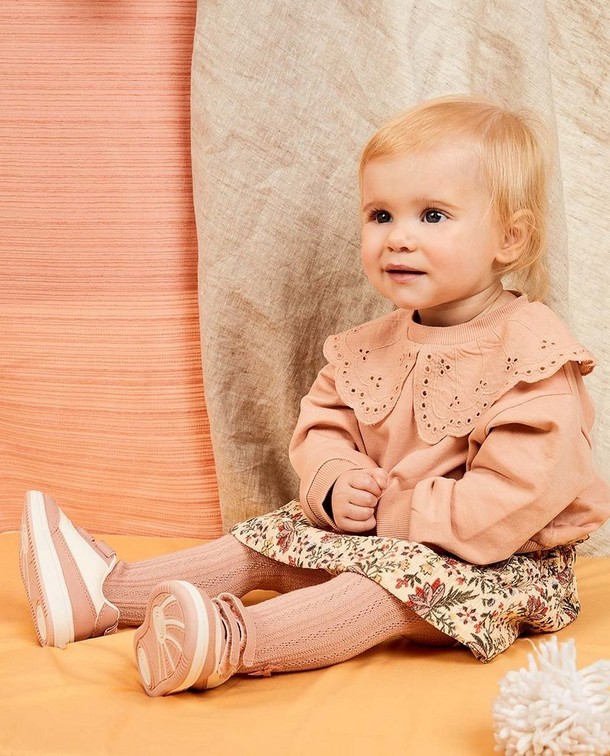 Petites filles, tenues colorées Petites filles, tenues colorées