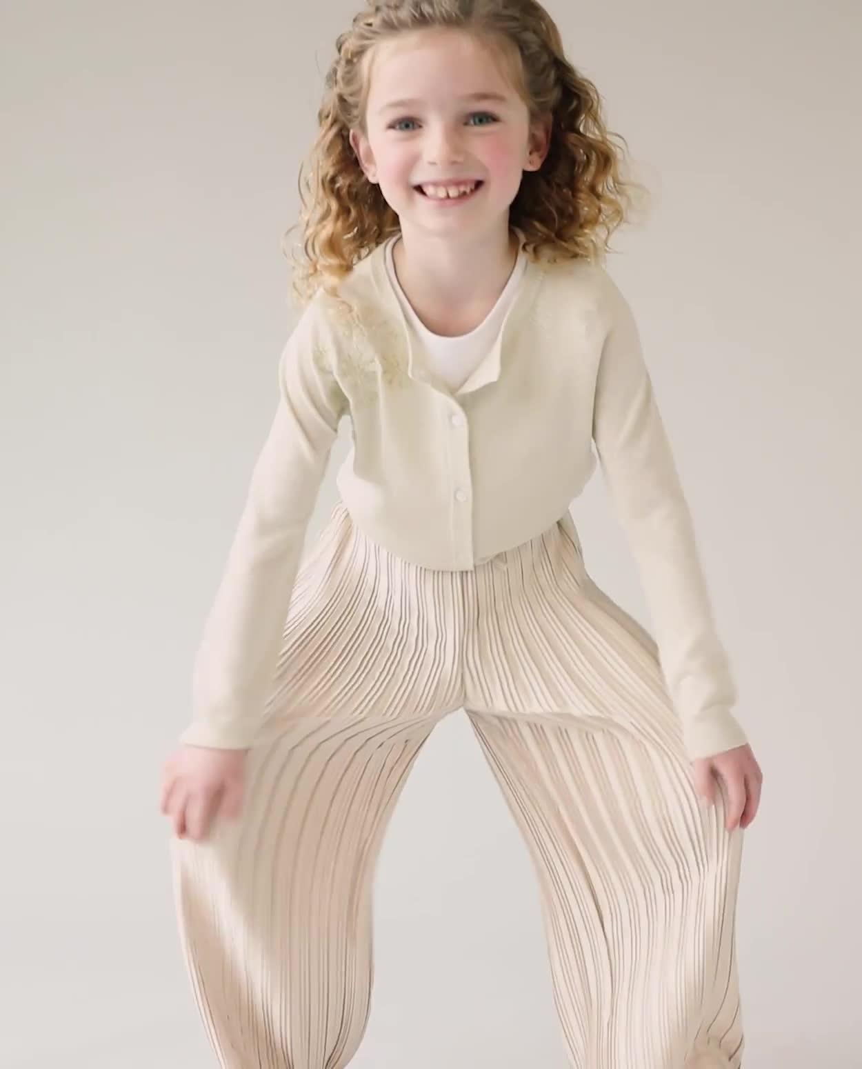 Pantalon pliss&eacute; en satin, Special occasions, 116-152 - Vid&eacute;o - beige - thumbnail num&eacute;ro 2