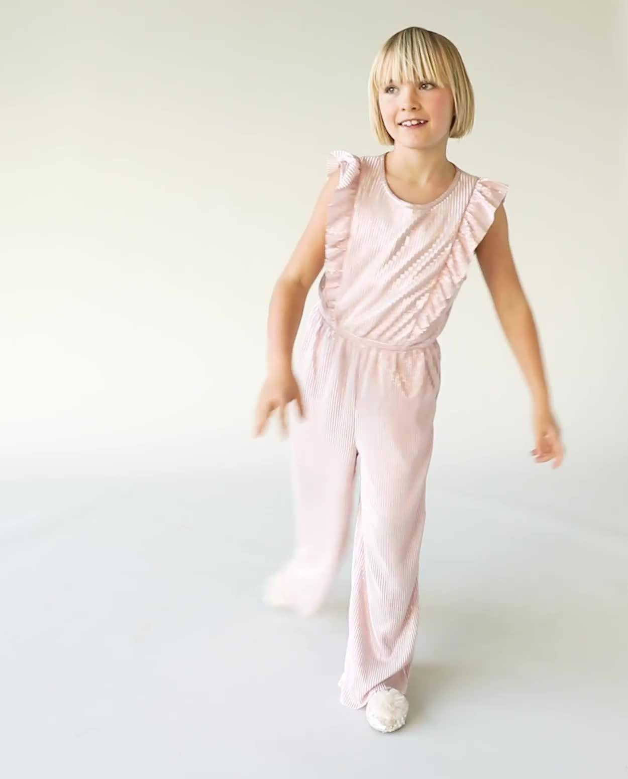 Pliss&eacute; jumpsuit met volants, wide leg fit, Special occasions, 116-152 - Video - lichtroze - thumbnail nummer 2